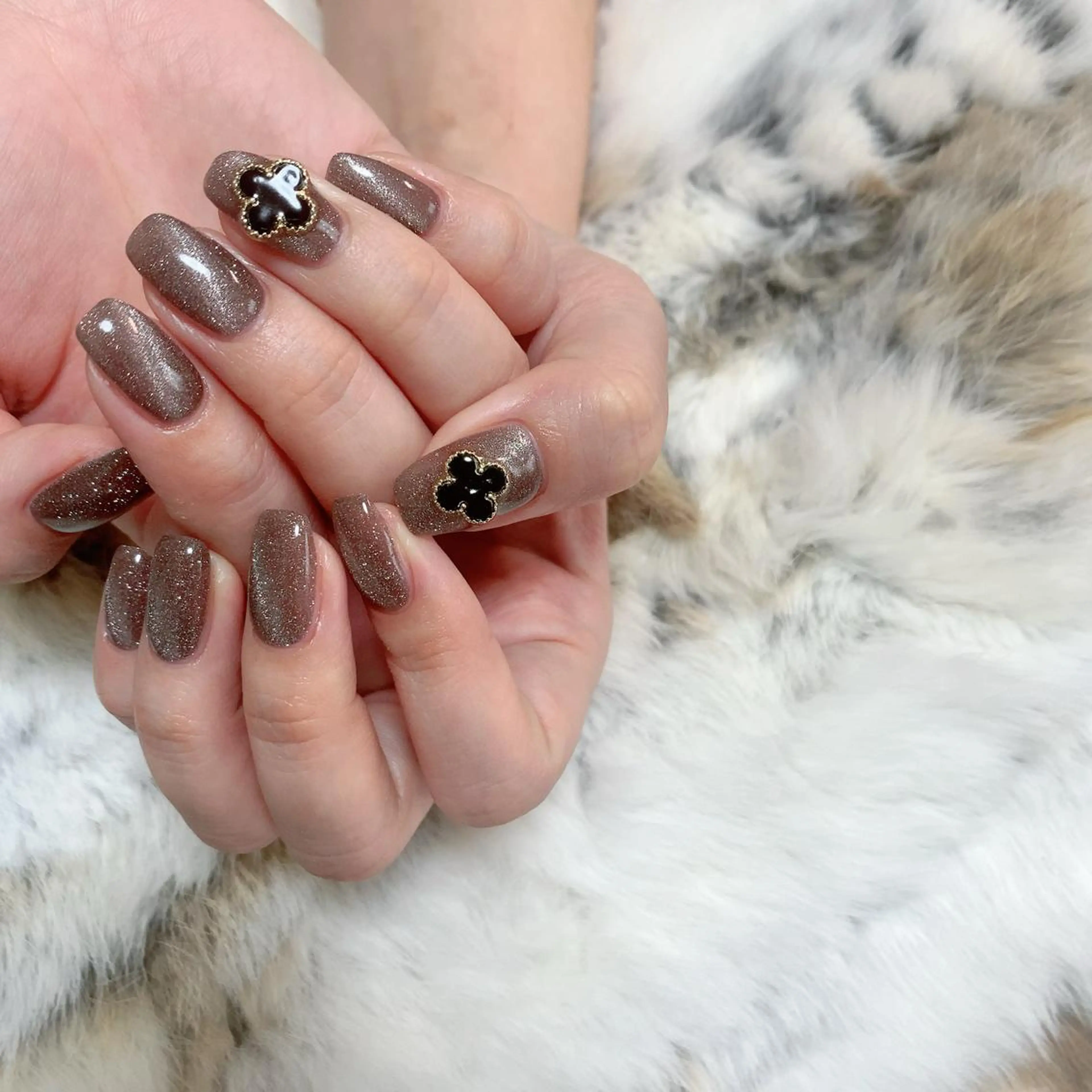 ミディアム ネイル オーロラネイル フレンチネイル キラキラネイル ワンホンネイル 冬ネイル ハンドネイル Lance nailのネイルデザイン