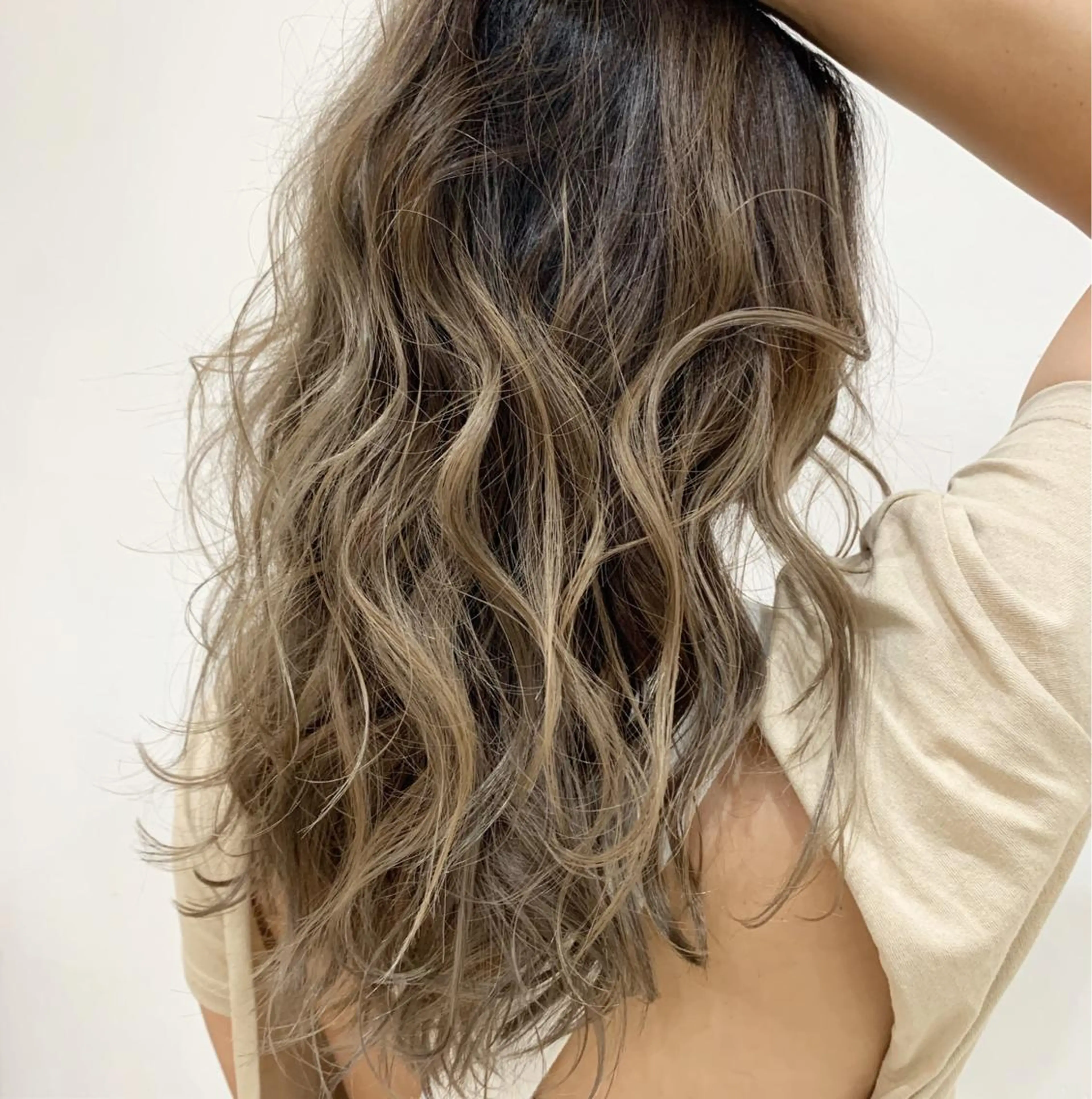 カラー バレイヤージュ ✨艶ブリーチカラー ✨四ノ宮裕己のヘアスタイル