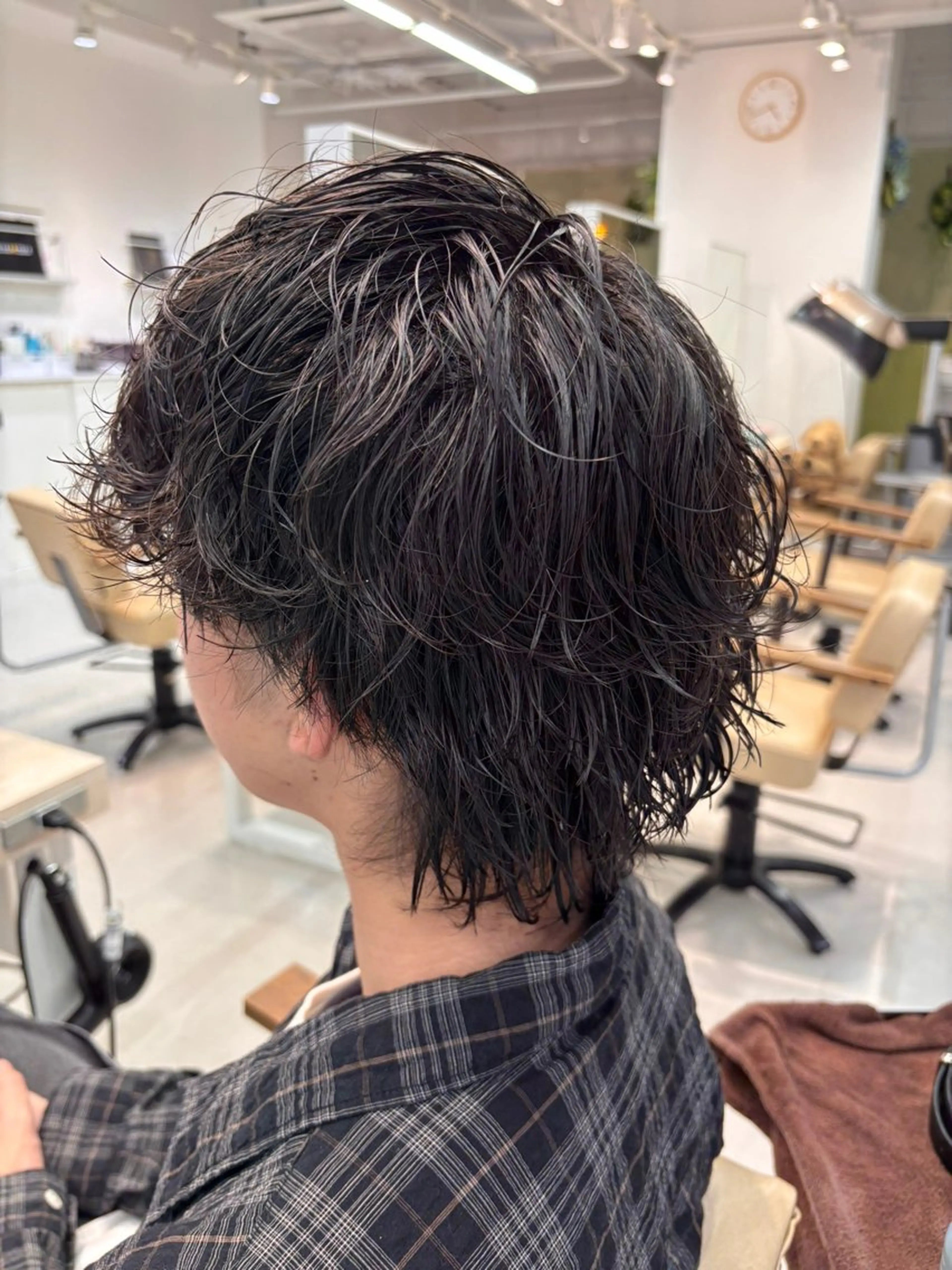 ミディアム パーマ メンズ ミディアムパーマ ビジネス メンズパーマ スペインカール 波巻きパーマ カット パーマ ニュアンスパーマ/ フェザー/マッシュのヘアスタイル