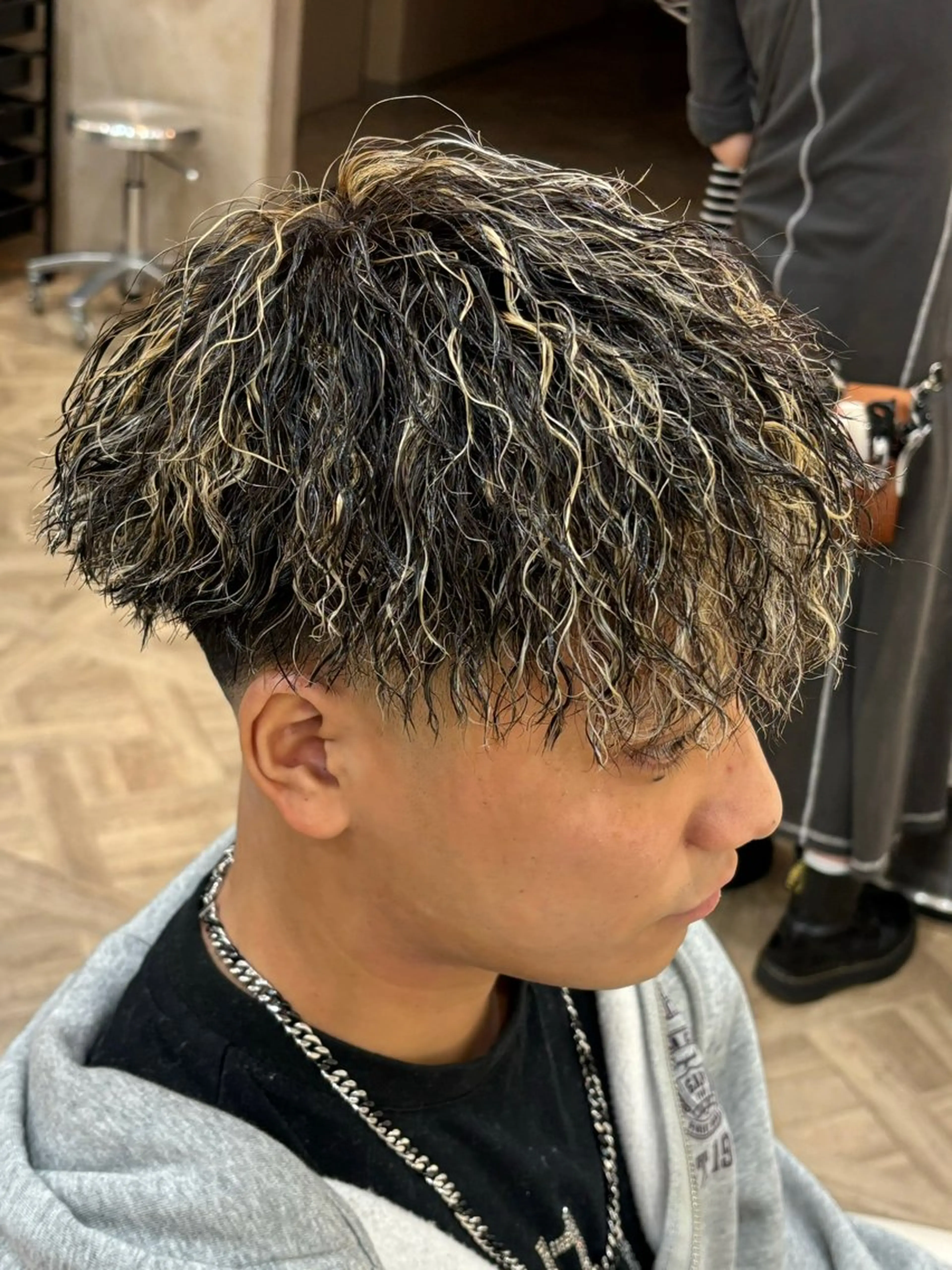 ショート パーマ メンズ メンズメッシュ カット ヘアカラー パーマ パーマ職人DAIKI ツイスパ/波巻きのヘアスタイル