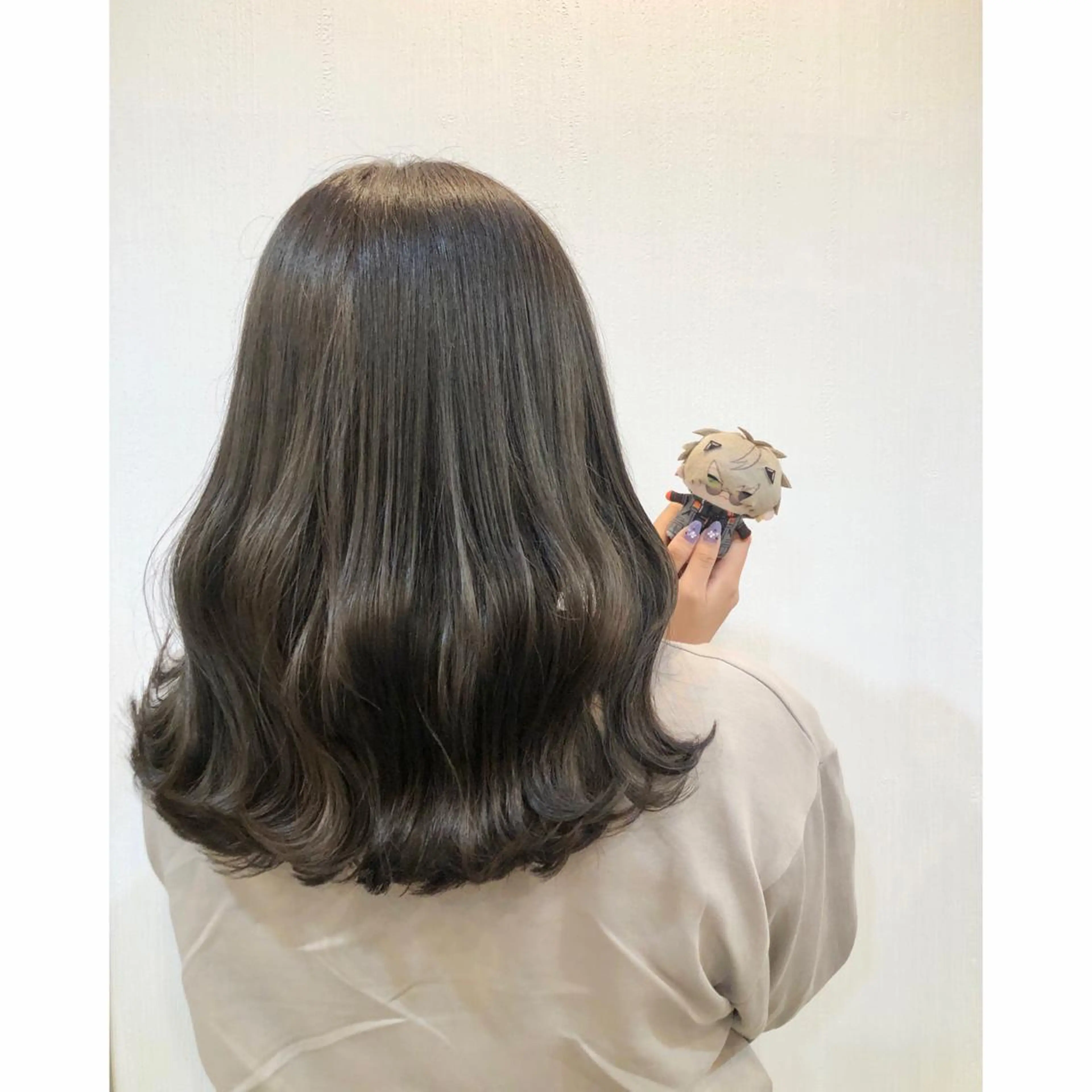 ミディアム カラー ベージュカラー ブリーチ 透明感カラー ダブルカラー グレージュ 推しカラー✨ オタク美容師ユウカのヘアスタイル