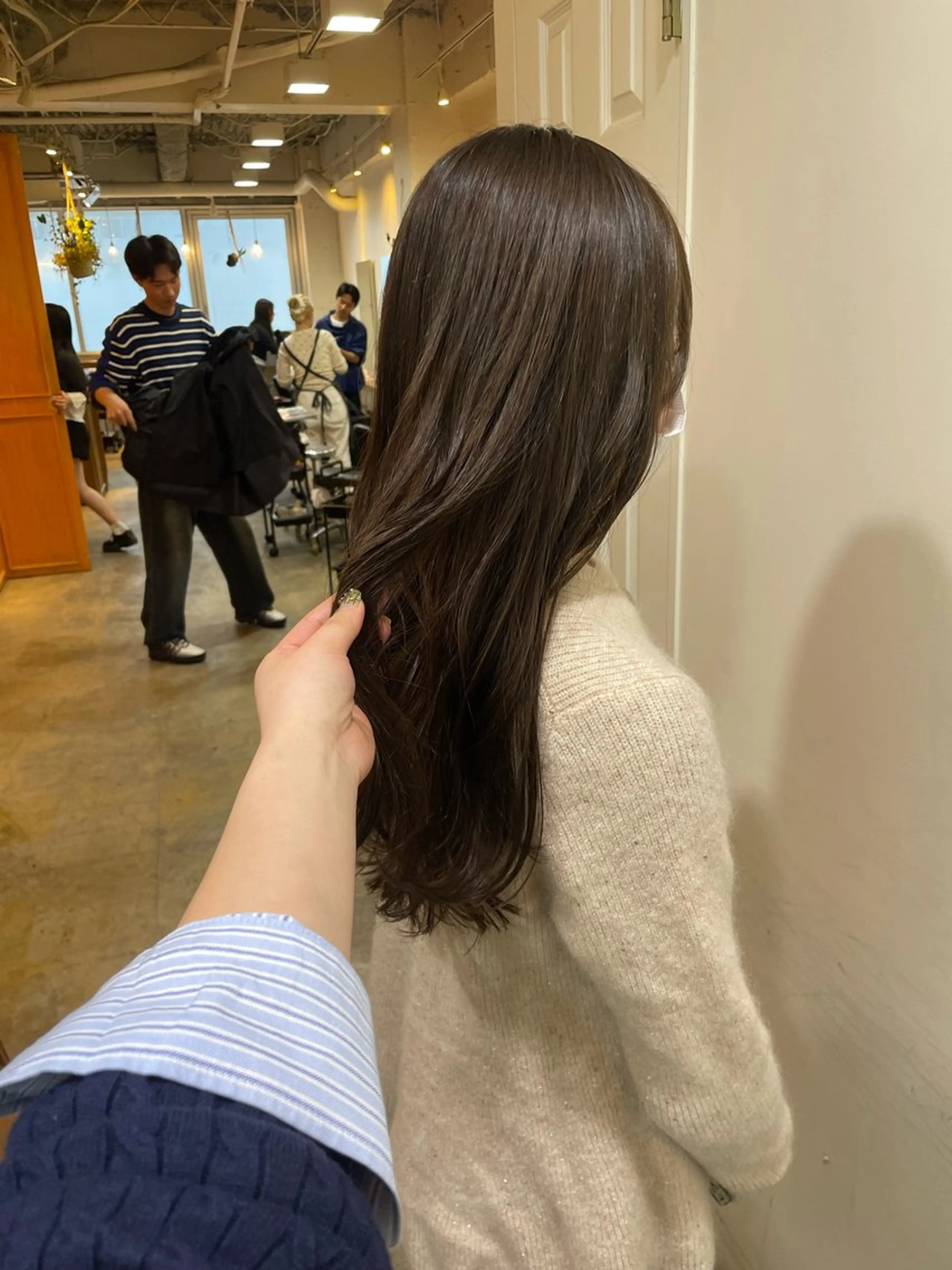 ロング カラー ベージュカラー オリーブベージュ カット ヘアカラー トリートメント MIOベージュカラー 柔らかいカラーのヘアスタイル