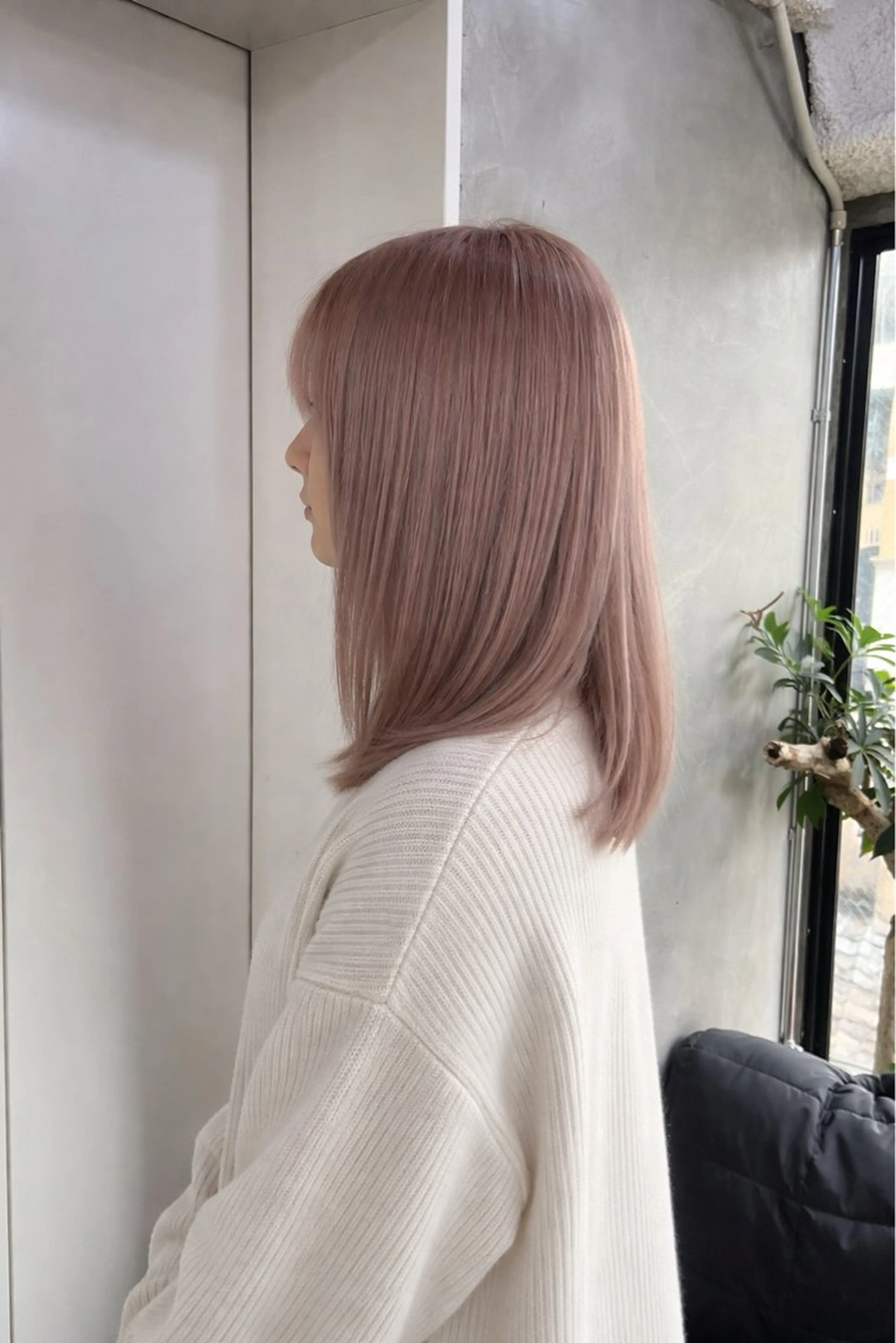 ミディアム カラー ベージュカラー ブリーチ ピンクカラー ピンクベージュ カット ヘアカラー とうだだいき レイヤーカットのヘアスタイル