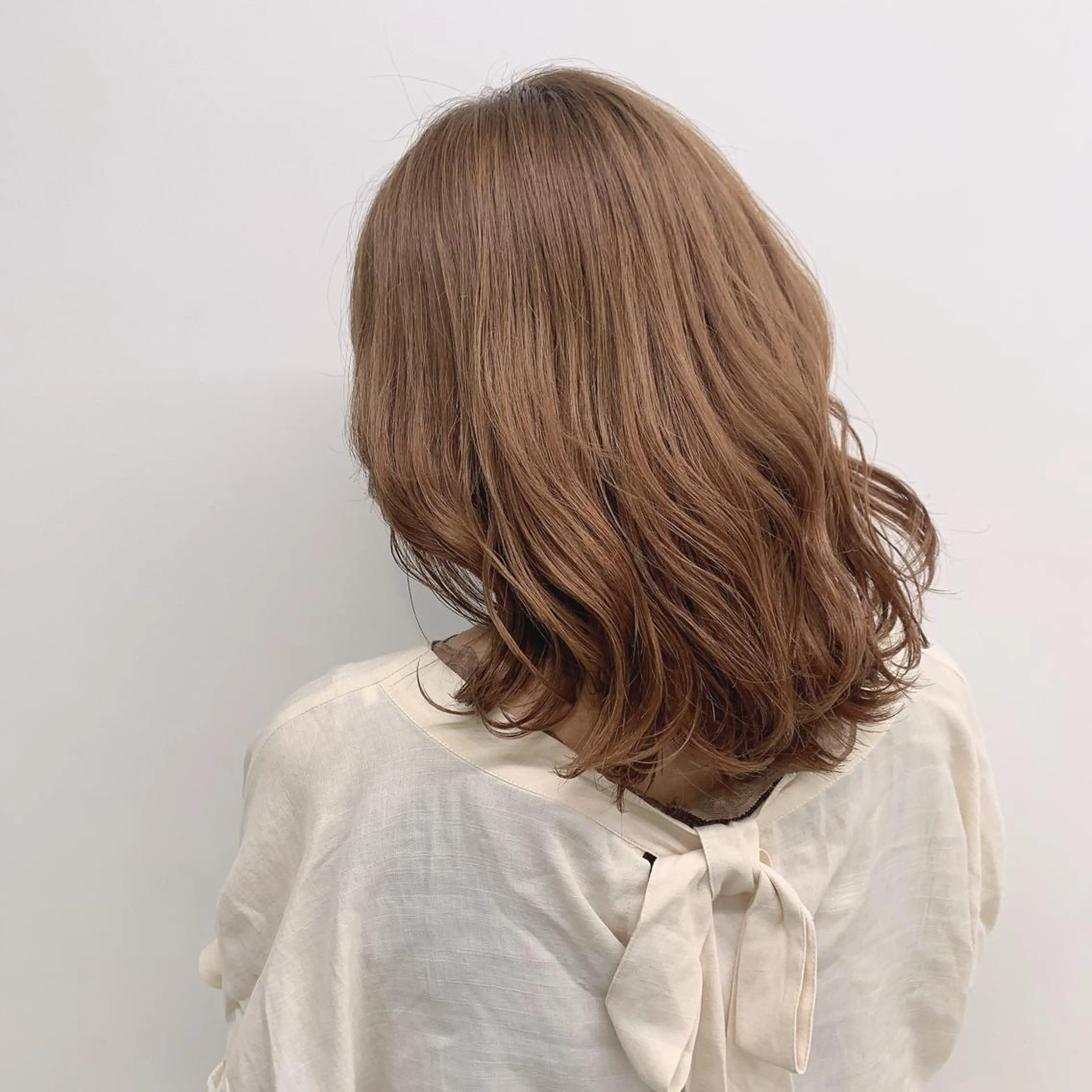 ミディアム カラー ヘアアレンジ ネイル マツエク・マツパ ベージュカラー 透明感カラー ハイトーンカラー ミルクティーベージュ オレンジ EMANON池袋3rd所属・ダブルカラー｜ なおき｜池袋美容師のヘアスタイル