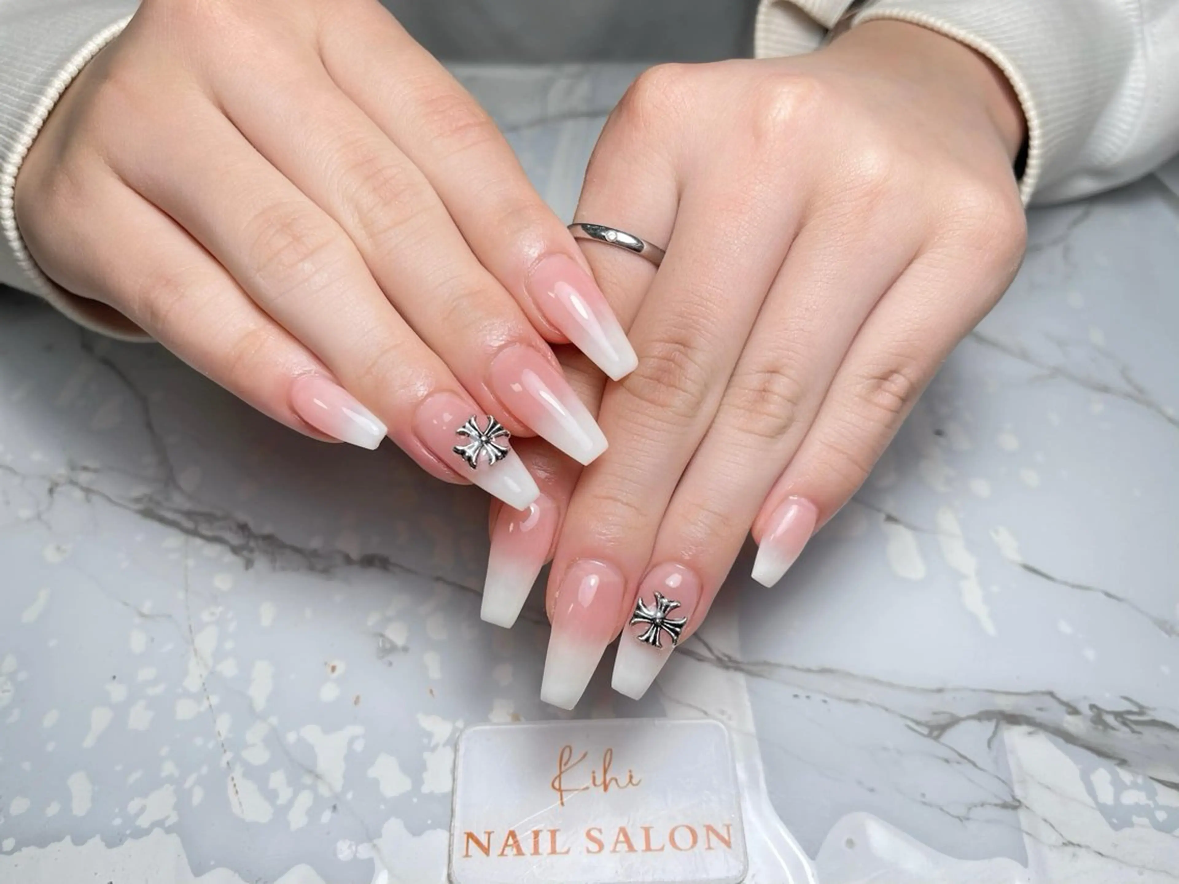 ネイル アートネイル フレンチネイル ジェルネイル グラデーション 韓国ネイル ハンドネイル 💕鈴木ユリ パラジェル/オフ無料のネイルデザイン