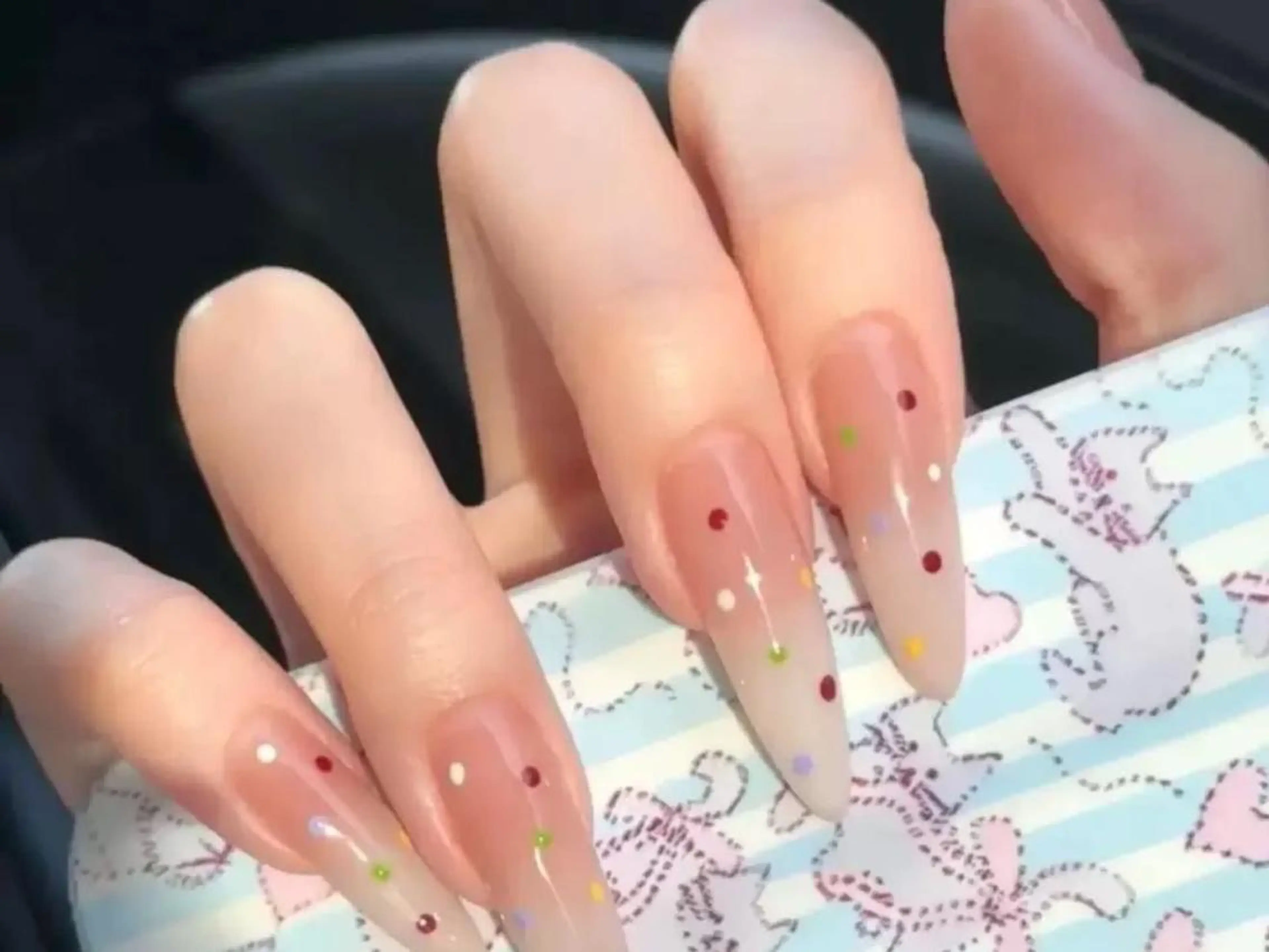 ネイル ドット ガーリー ミディアムネイル ピンク ストーンネイル ハンドネイル ハンドケア Feinn Ink💕のネイルデザイン