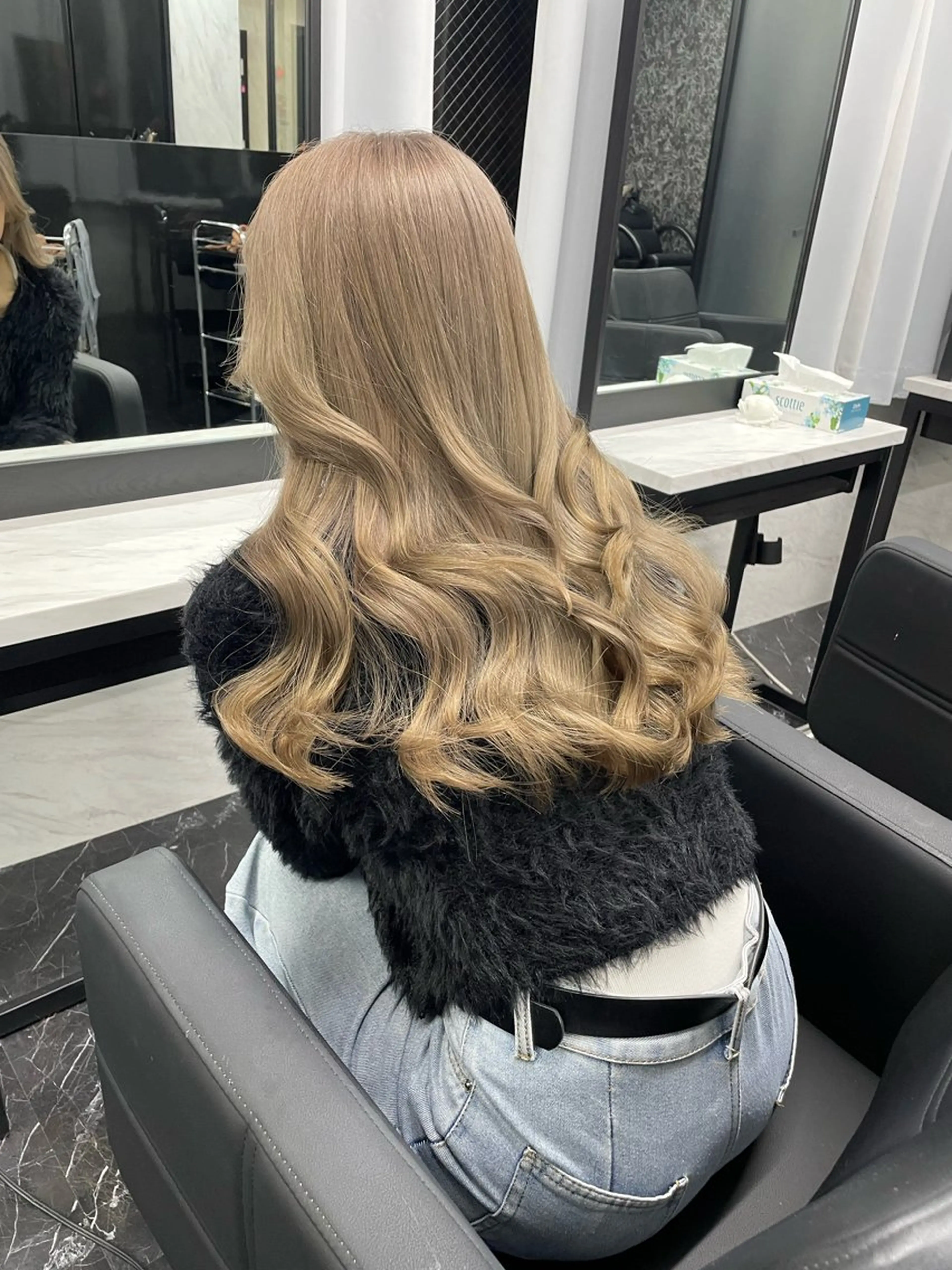 ロング カラー ベージュカラー ミルクティーベージュ カット ヘアカラー トリートメント マリカ🦋韓国 ハイトーン/エクステのヘアスタイル