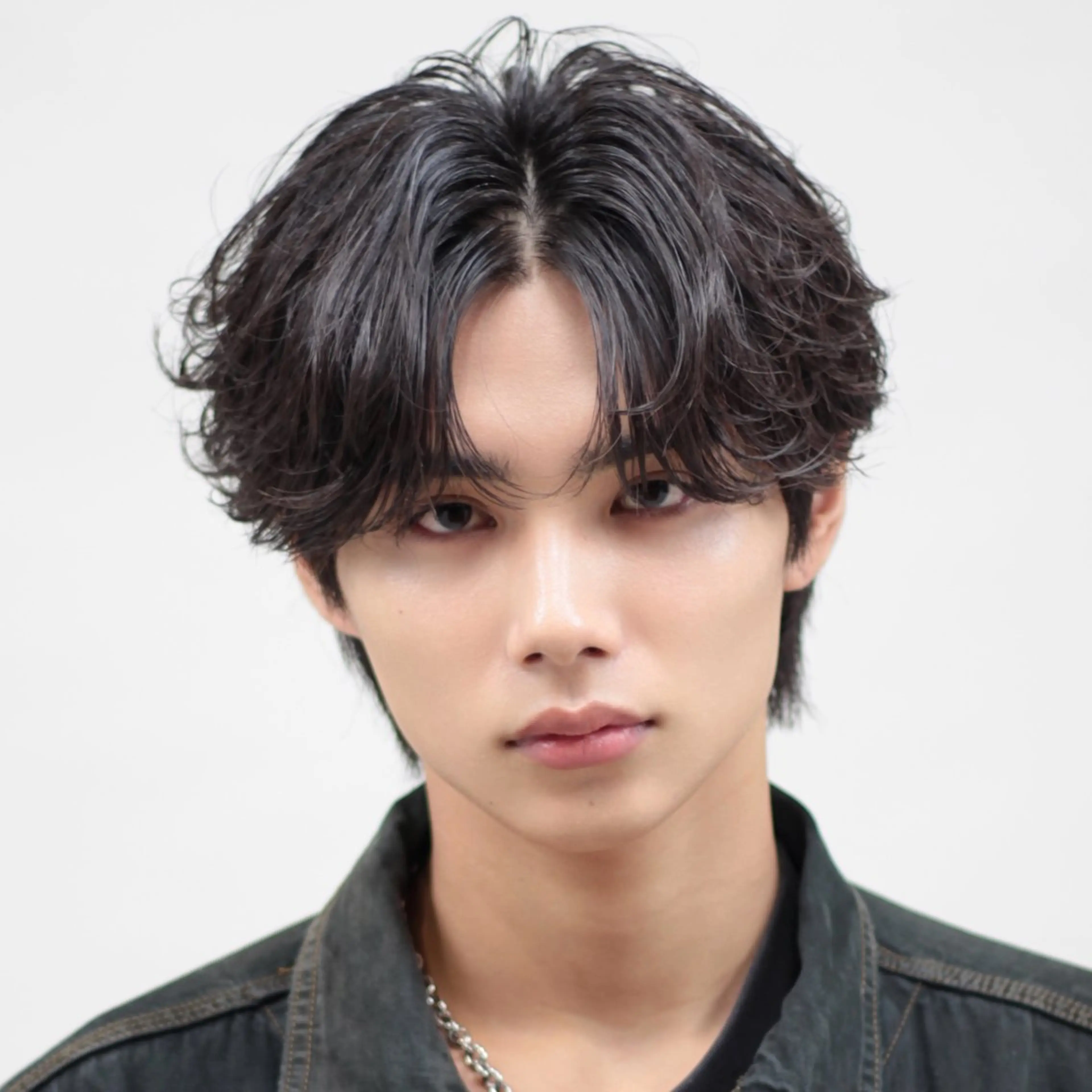 ショート カラー パーマ ヘアアレンジ メンズ メンズブリーチ センターパート フェザーパーマ メンズハイライト メンズハイトーン スパイキー/フェザー /波巻き/かいとのヘアスタイル