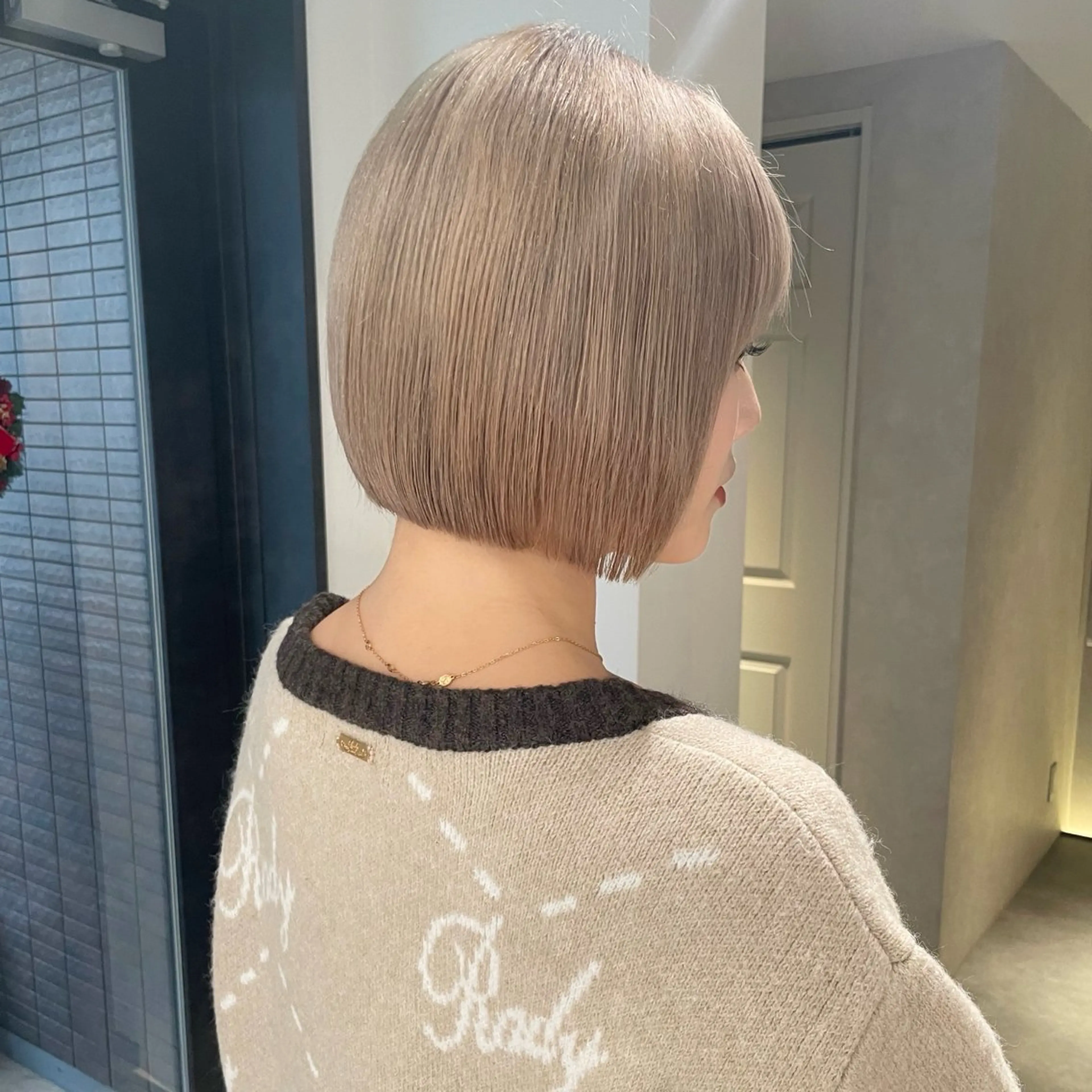 ショート カラー 切りっぱなしボブ ベージュカラー ブリーチ ハイトーンカラー ミルクティーベージュ 髪質改善/ブリーチ/ ボブ特化/よしきのヘアスタイル
