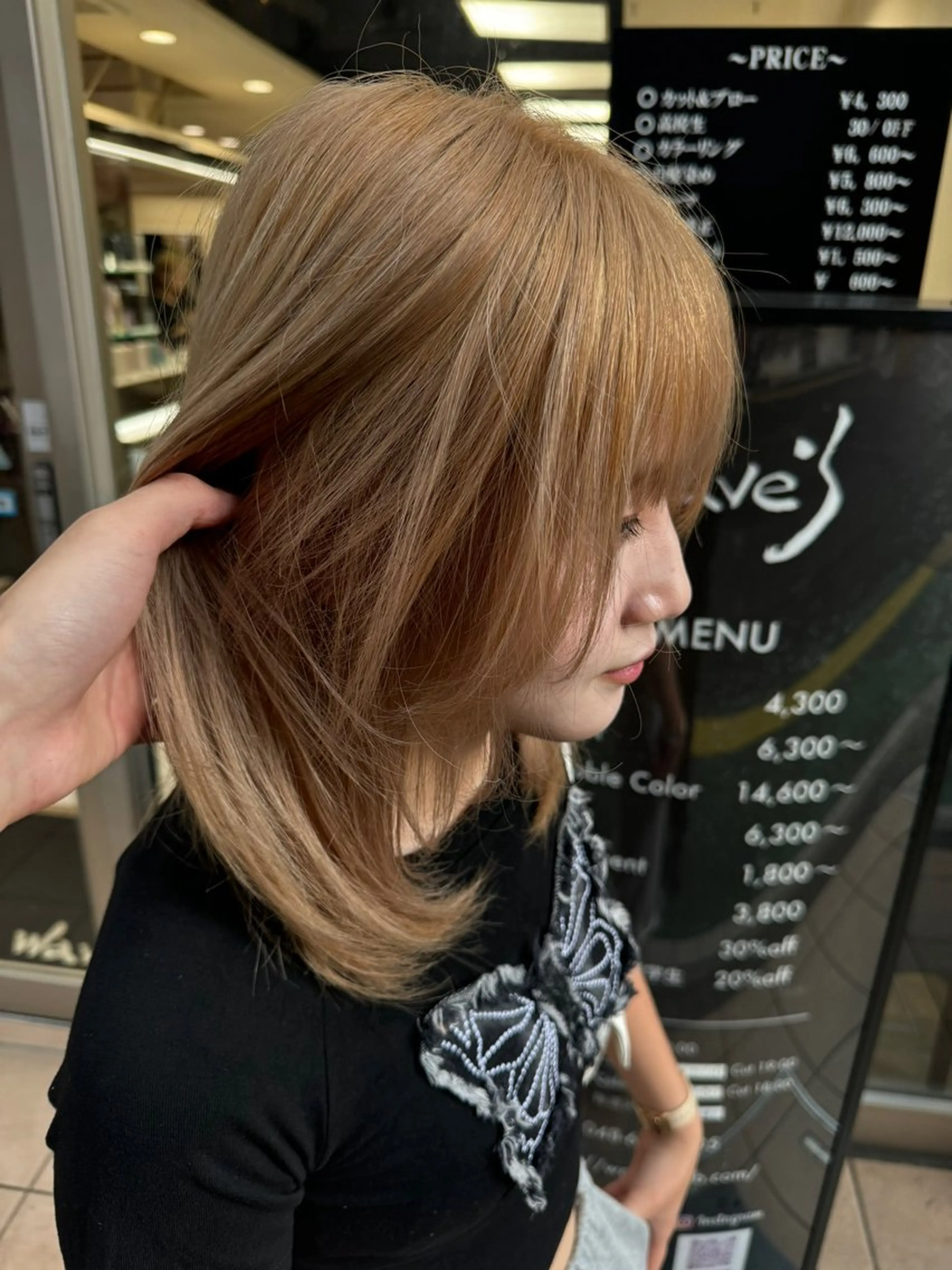 ミディアム カラー ヘアアレンジ 切りっぱなしボブ ベージュカラー ブリーチ デザインカラー ダブルカラー カット ヘアカラー トリートメント 目黒 碧人のヘアスタイル