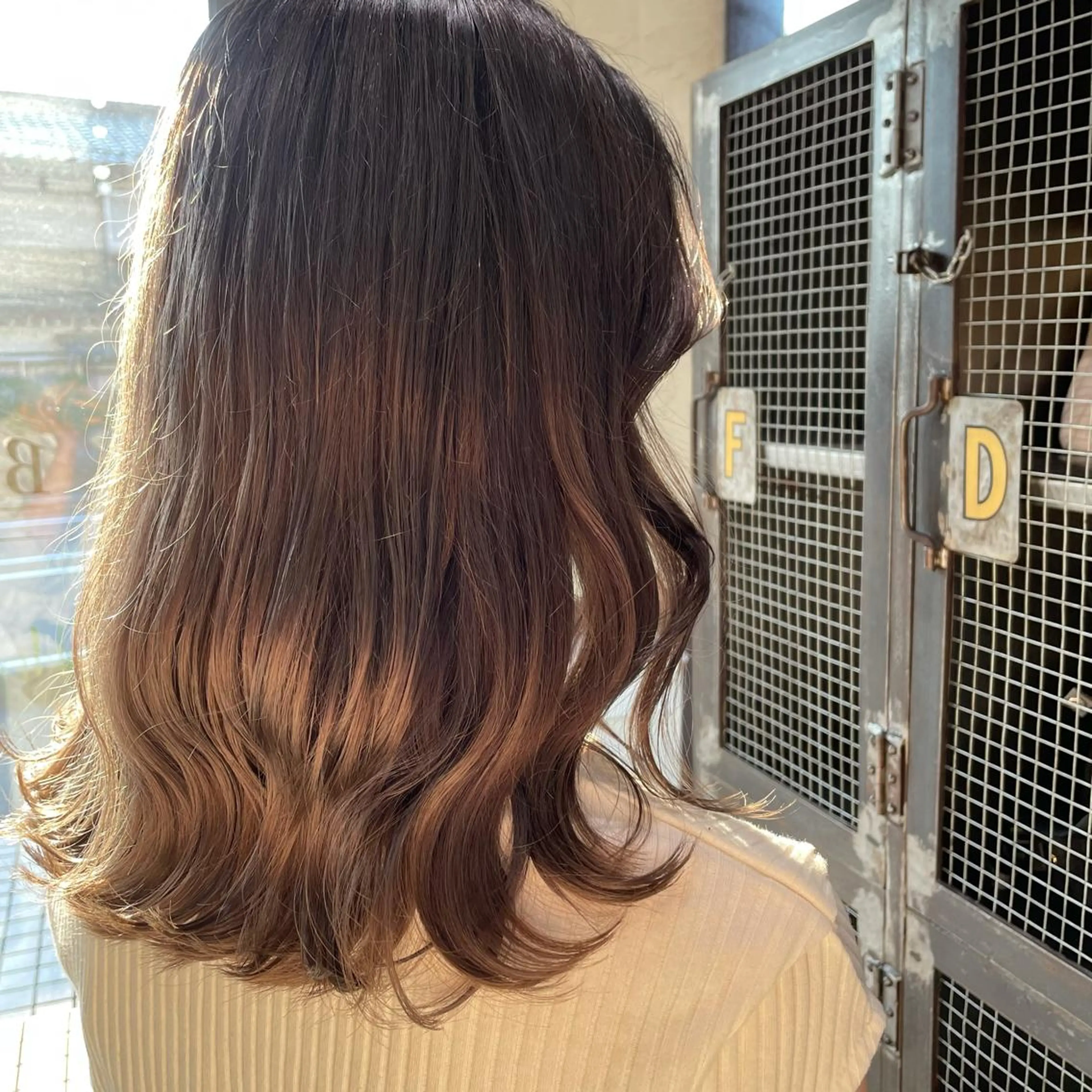 セミロング カラー ブリーチ グレージュ 山本 琴乃🦭のヘアスタイル