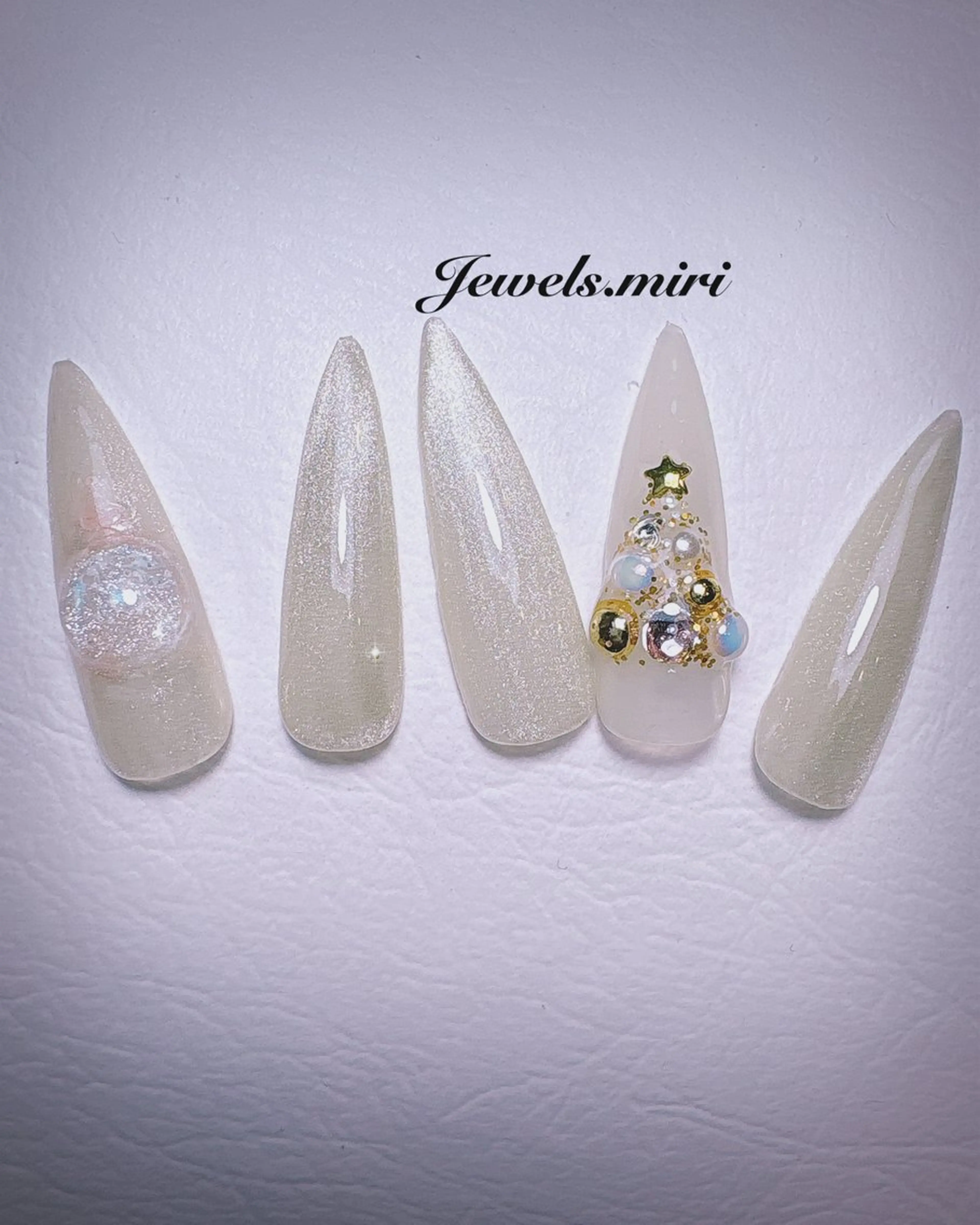 ネイル マグネットネイル ワンカラーネイル ホワイト 冬ネイル クリスマス ネイルサロン Jewels Mのネイルデザイン