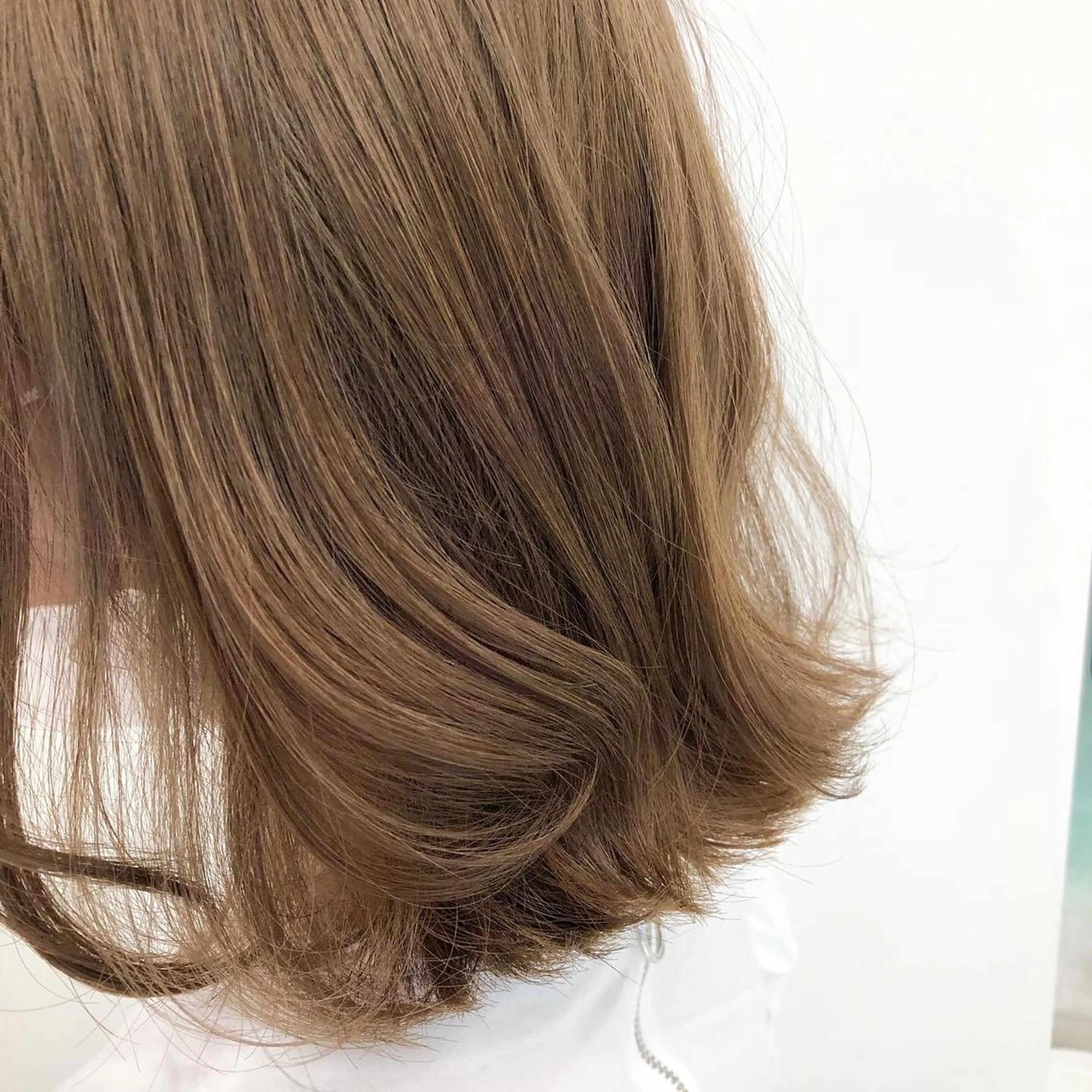 ミディアム カラー ベージュカラー ミルクティーベージュ レイヤーカット 透明感カラーのヘアスタイル