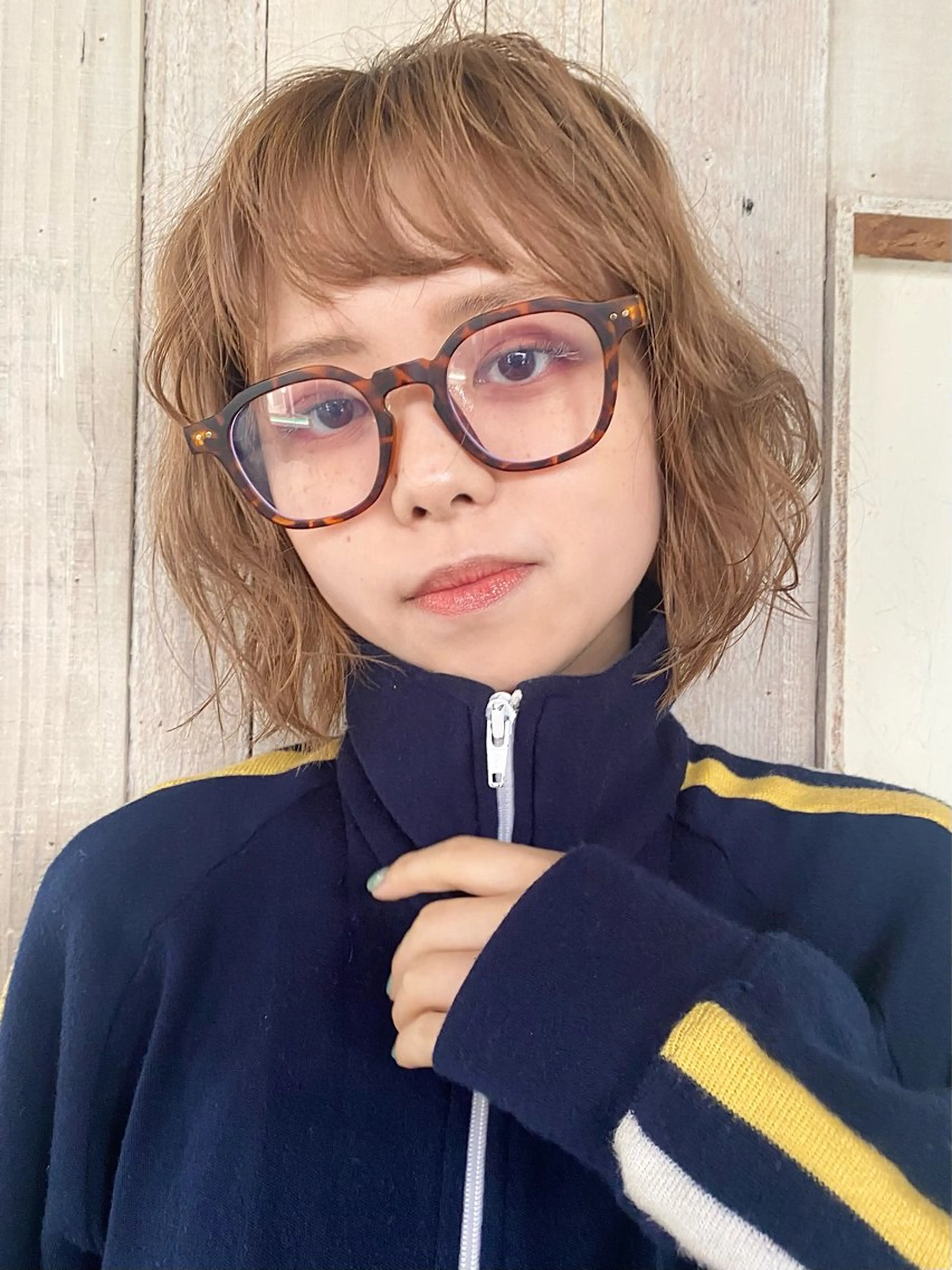 ショート ブリーチカラー/ブロ ンドレイヤーカットのヘアスタイル