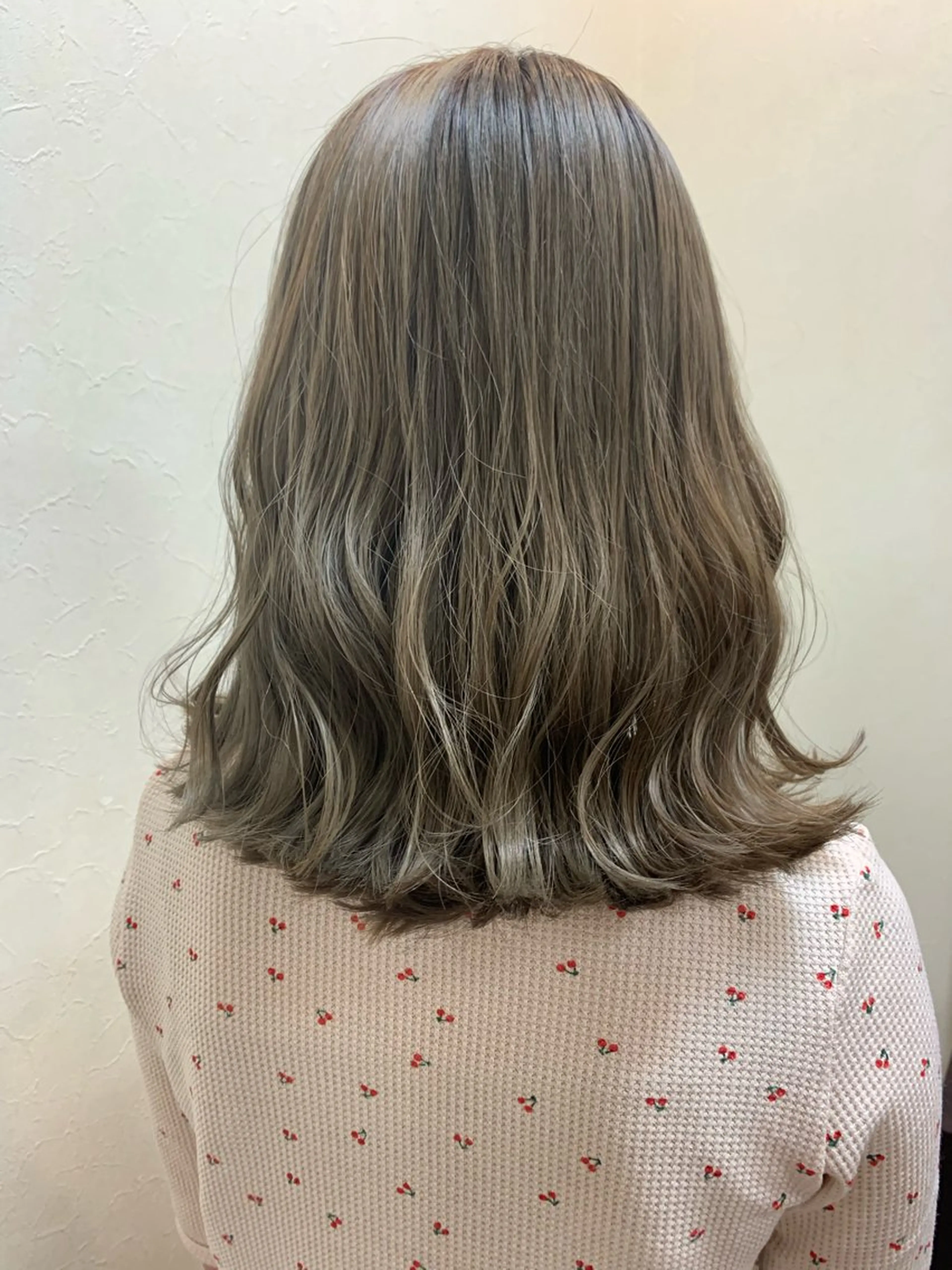 セミロング カラー ベージュカラー オリーブベージュ ヘアカラー トリートメント 山本 純大のヘアスタイル
