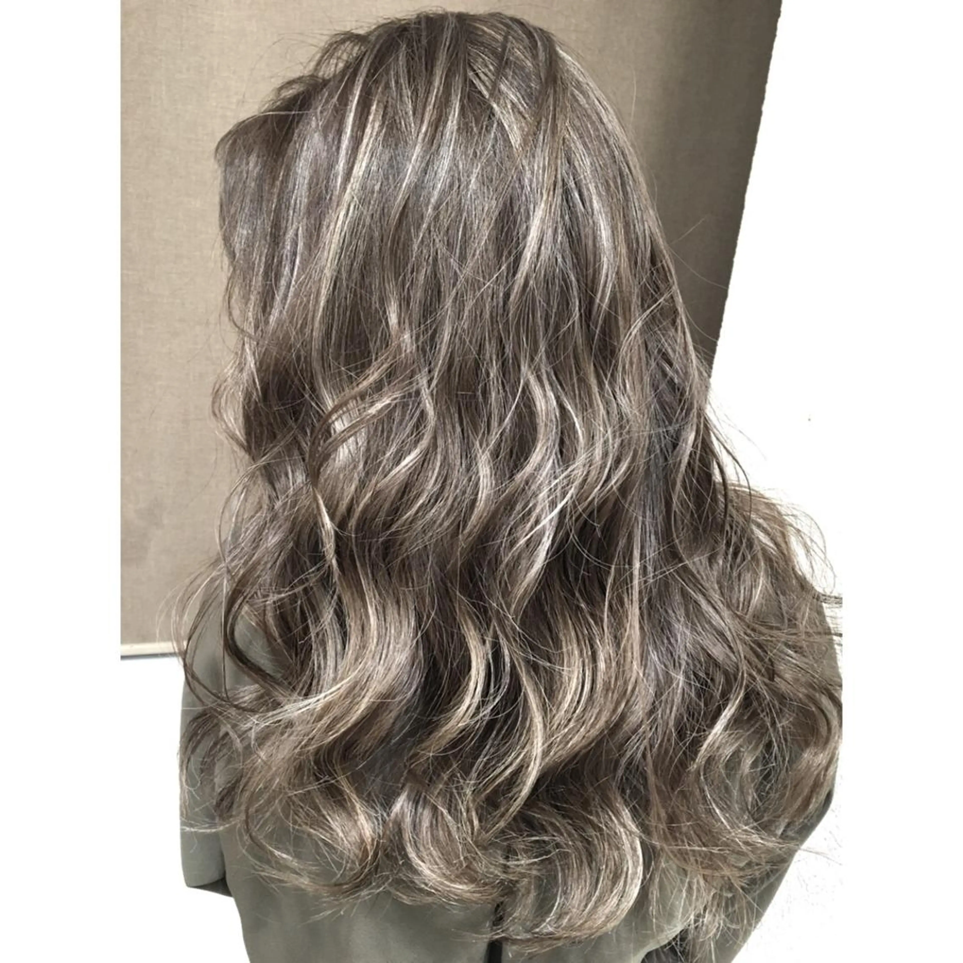 ロング カラー ハイライトカラー シルバー 3Dハイライト ハイライト ヘアカラー トリートメント 井上 一平のヘアスタイル