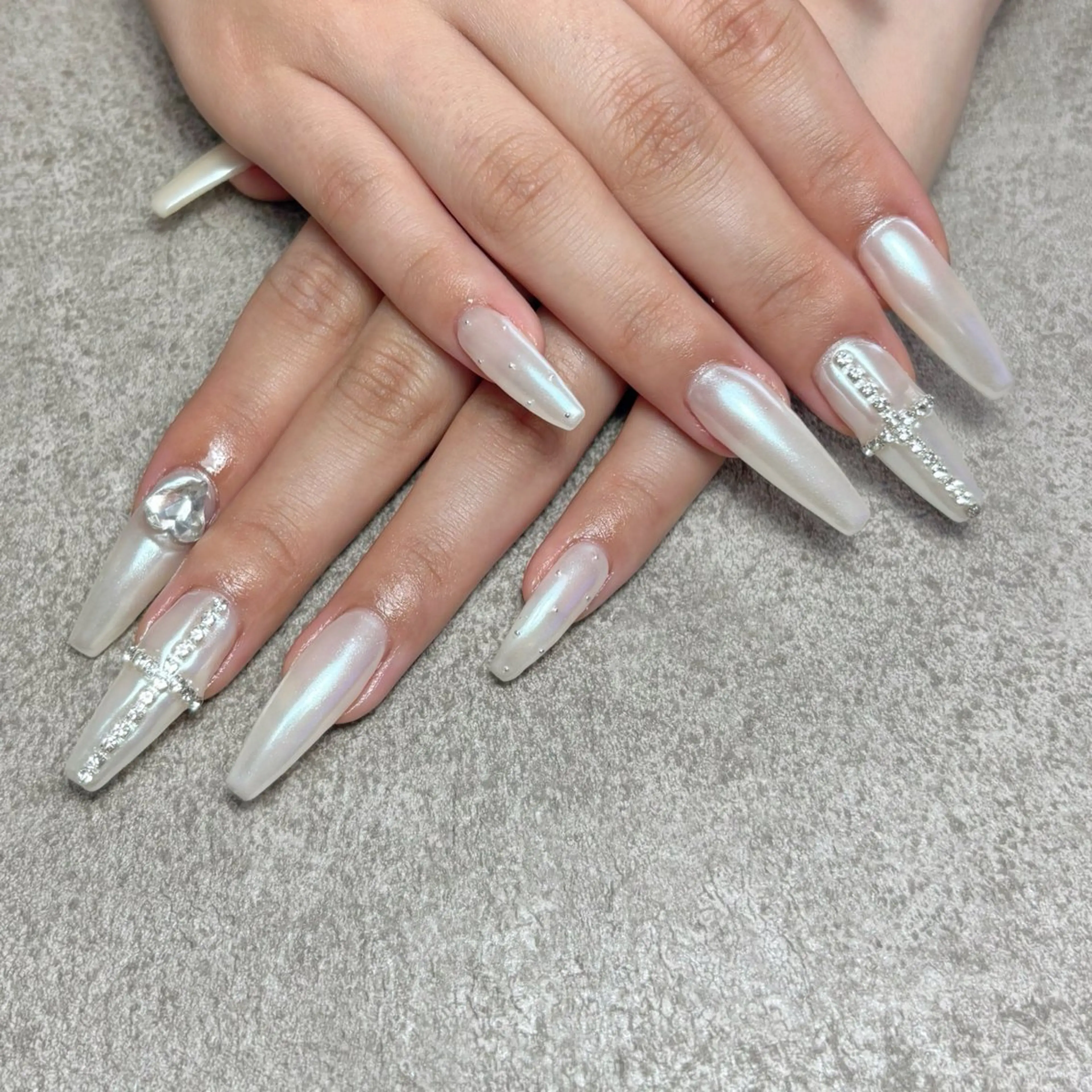 ネイル ミラーネイル ホワイト ハンドネイル nailroom DIASOMNIAのネイルデザイン