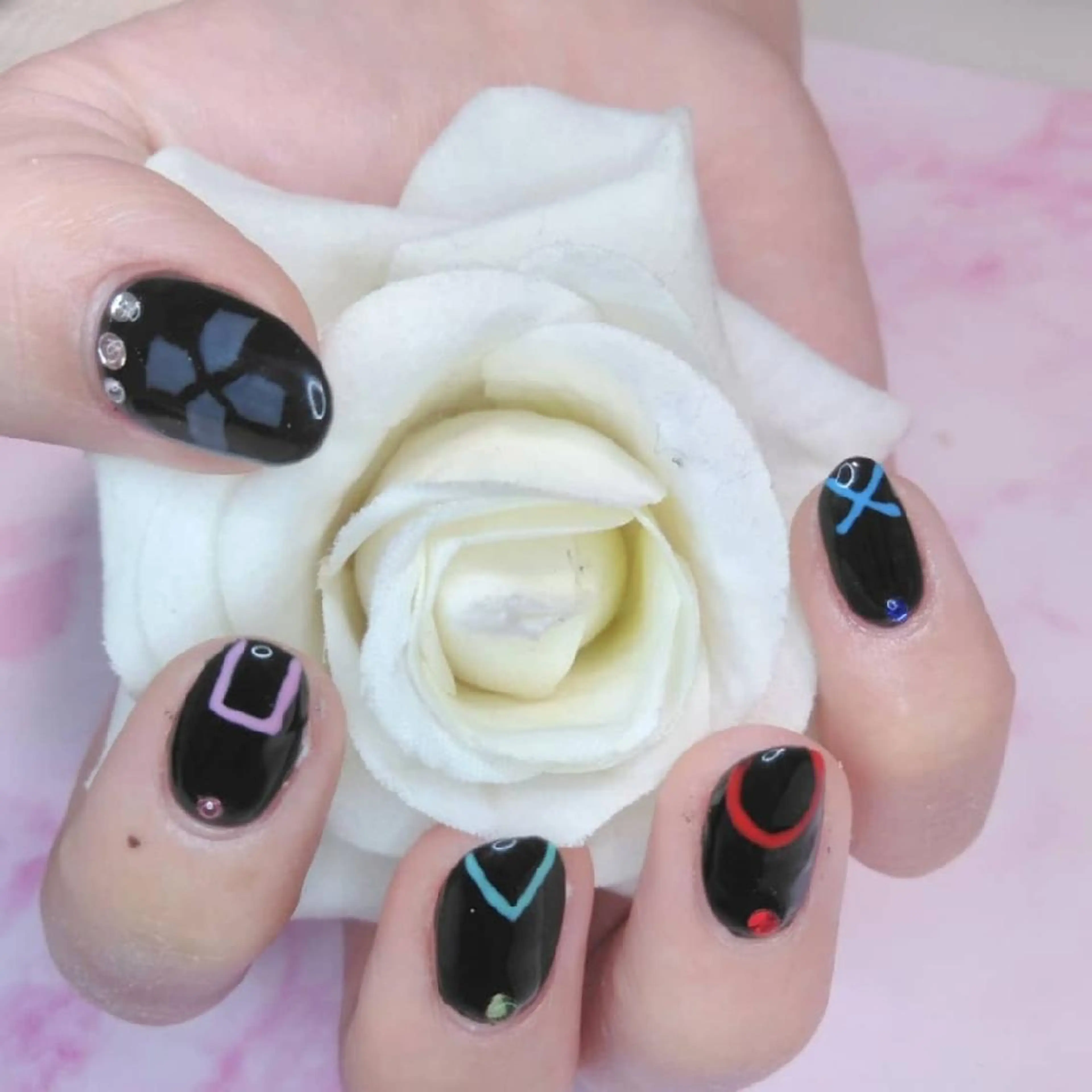 ネイル エステとネイル ローズコンフォートのネイルデザイン