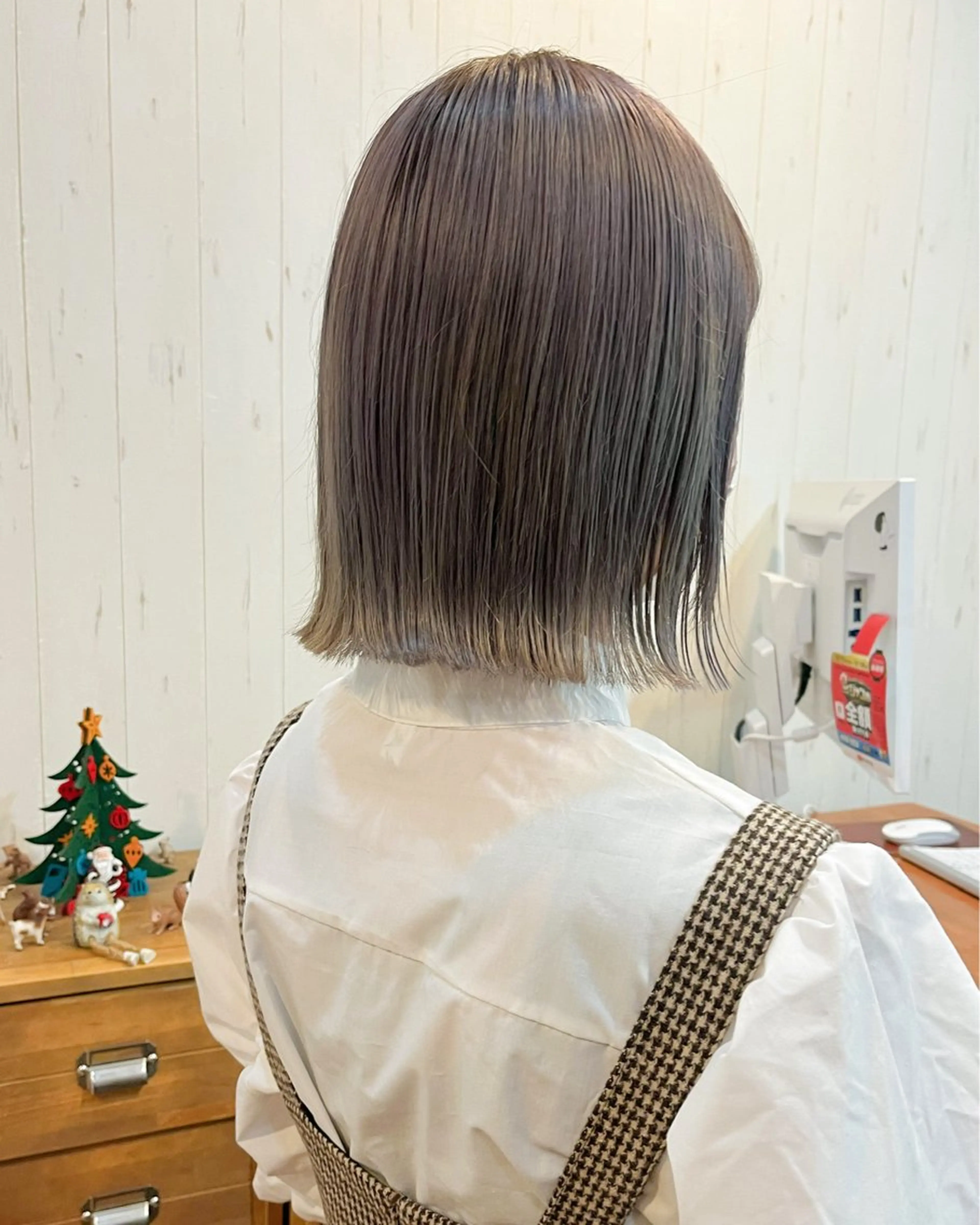 ミディアム カラー グレージュ ボブ 外ハネヘア カット ヘアカラー ウルフ/レイヤー/ ブリーチ/牧原歩夢のヘアスタイル