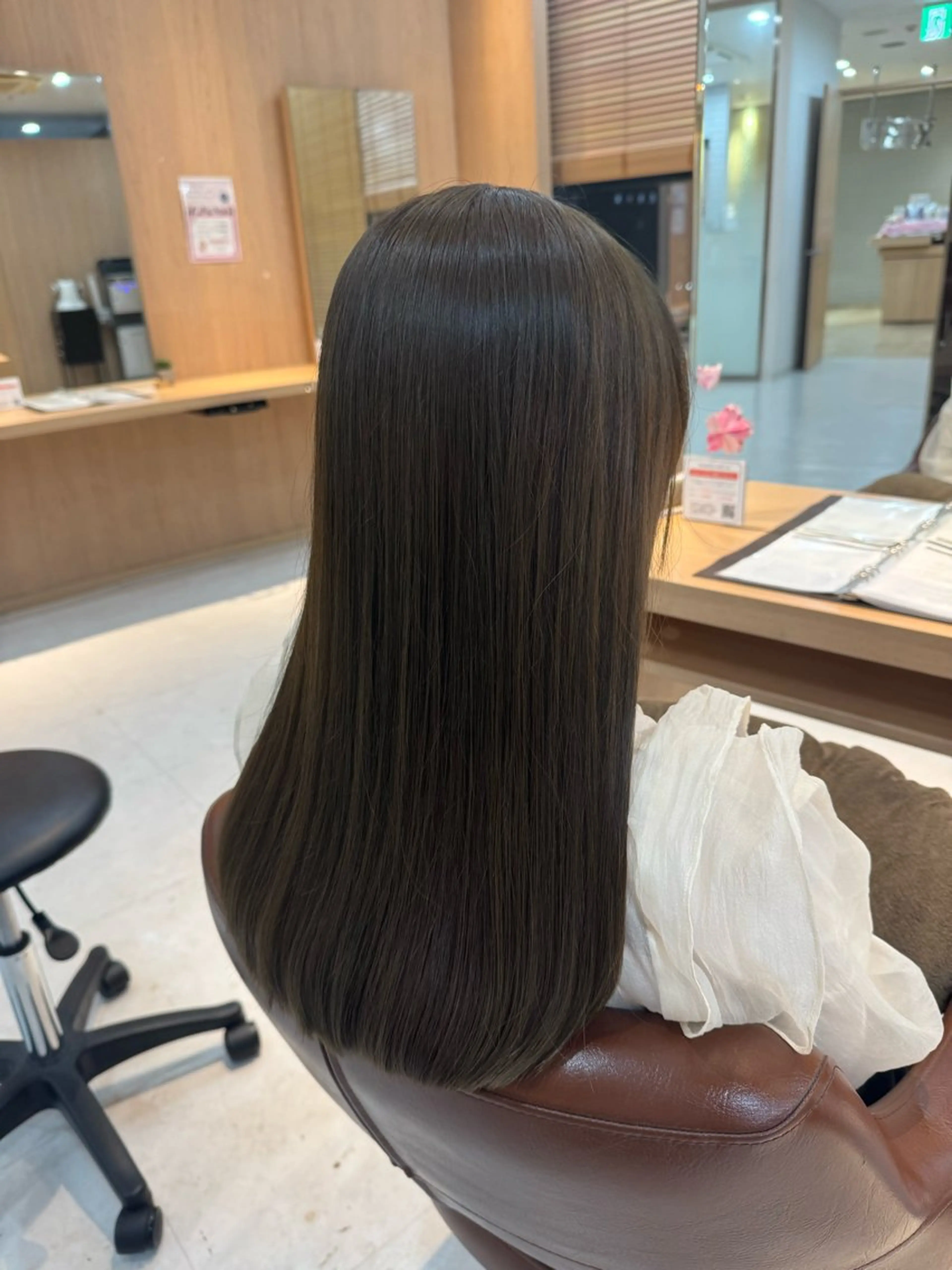 ロング カラー ベージュカラー ブリーチ 透明感カラー ブリーチなしカラー オリーブベージュ 中野 希望のヘアスタイル