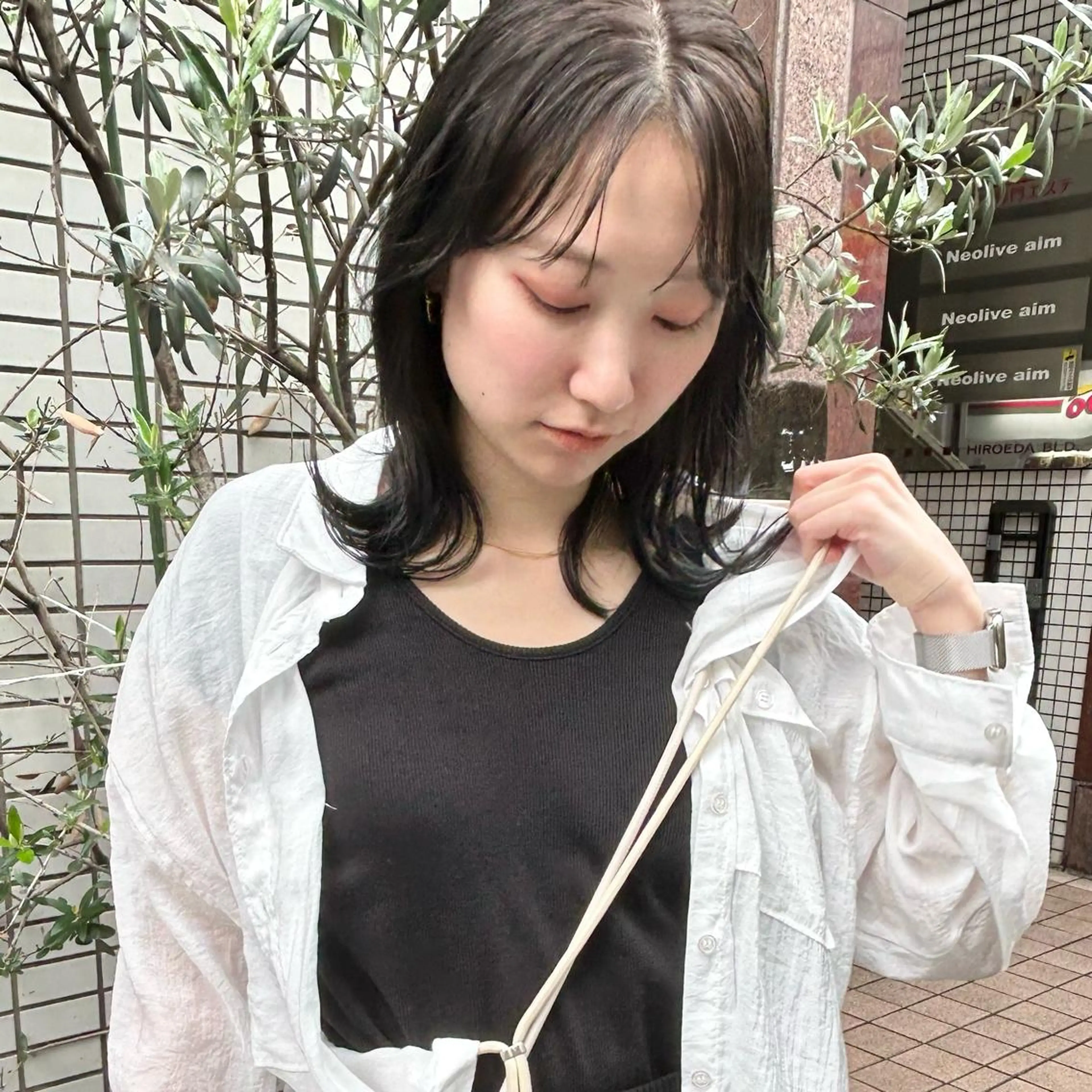 ミディアム カラー ミディアムレイヤー アッシュ レイヤーカット カット ヘアカラー トリートメント ハイトーン/ブリーチ 似合せカット/パーマのヘアスタイル