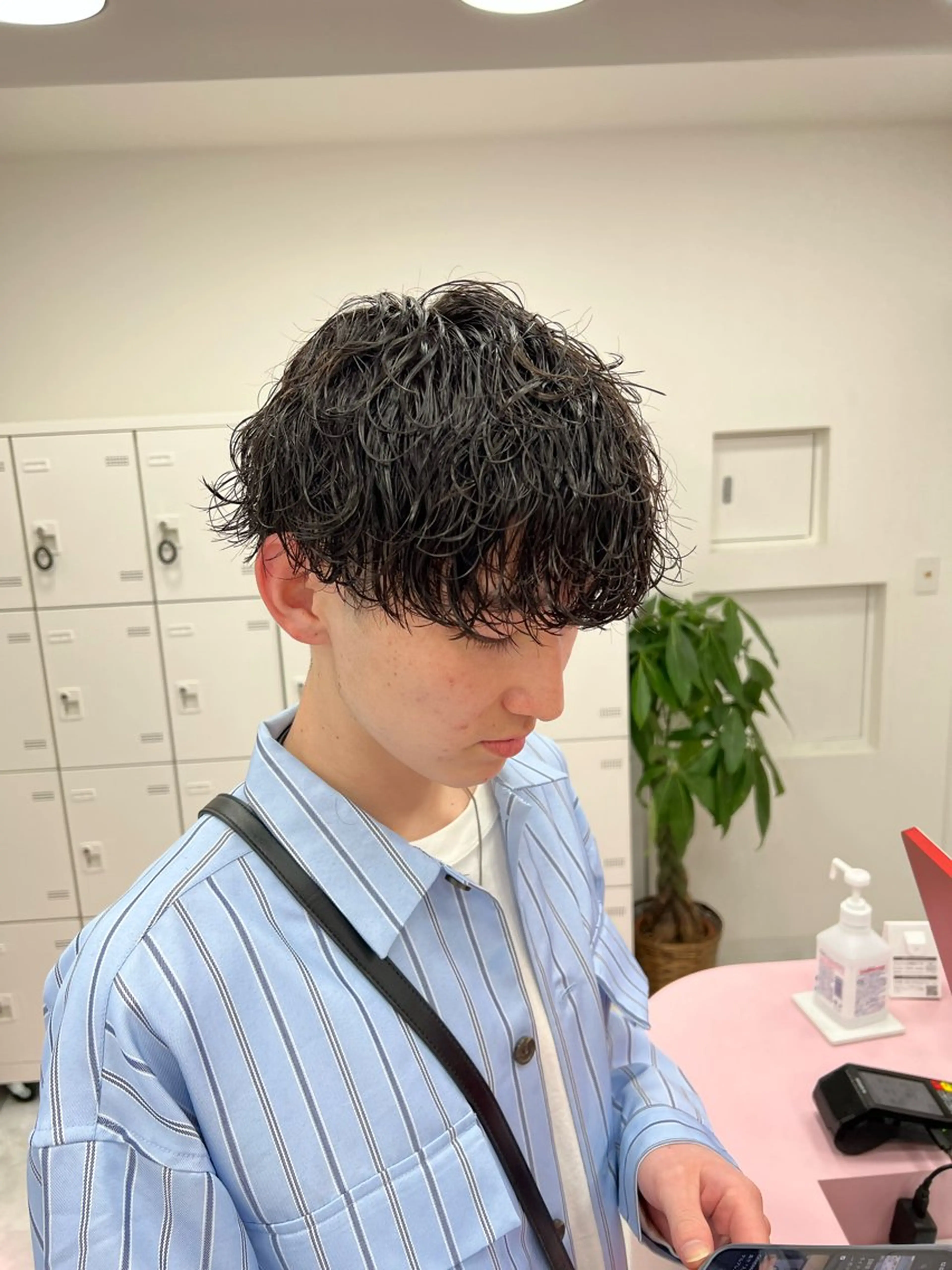 ミディアム パーマ メンズ ミディアムパーマ センターパート メンズ韓国風 韓国マッシュ マッシュウルフ メンズパーマ特化 TAIGAのヘアスタイル