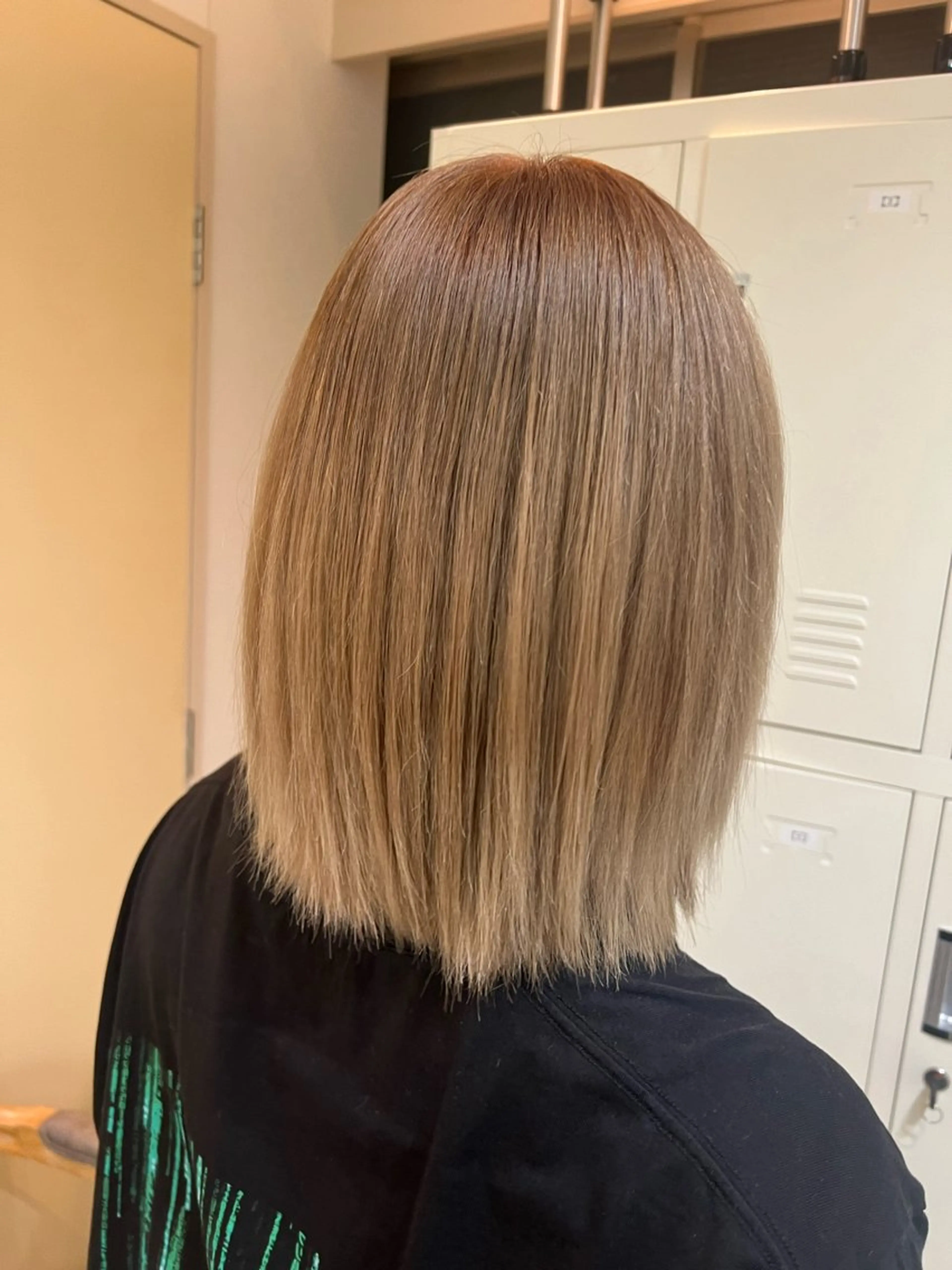 ミディアム カラー 黒髪 ハイトーンカラー 刀根 梓織のヘアスタイル