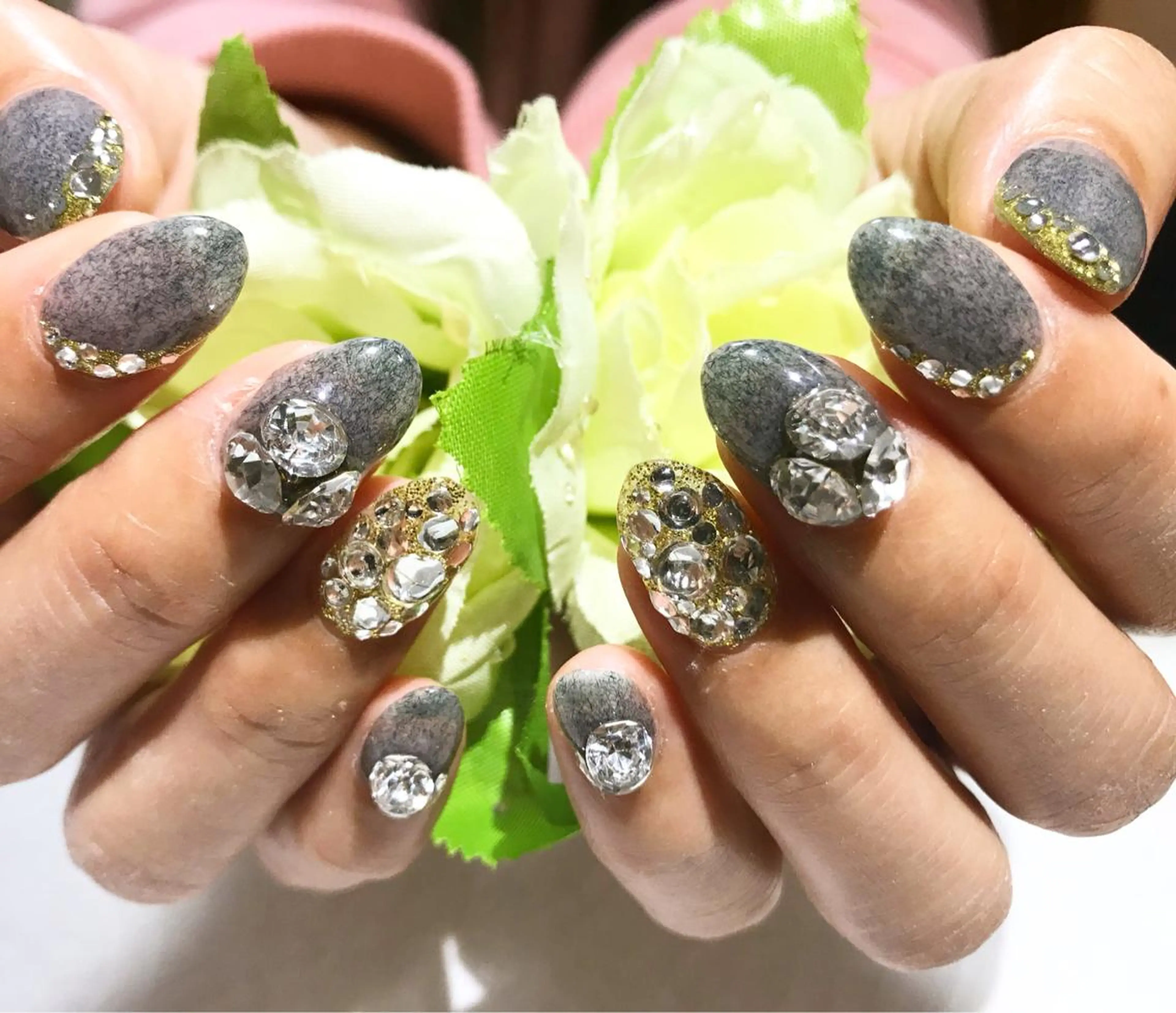 ネイル フットネイル シンプルネイル 春ネイル ストーンネイル ホワイト nail fufla ♡yamane♡のネイルデザイン