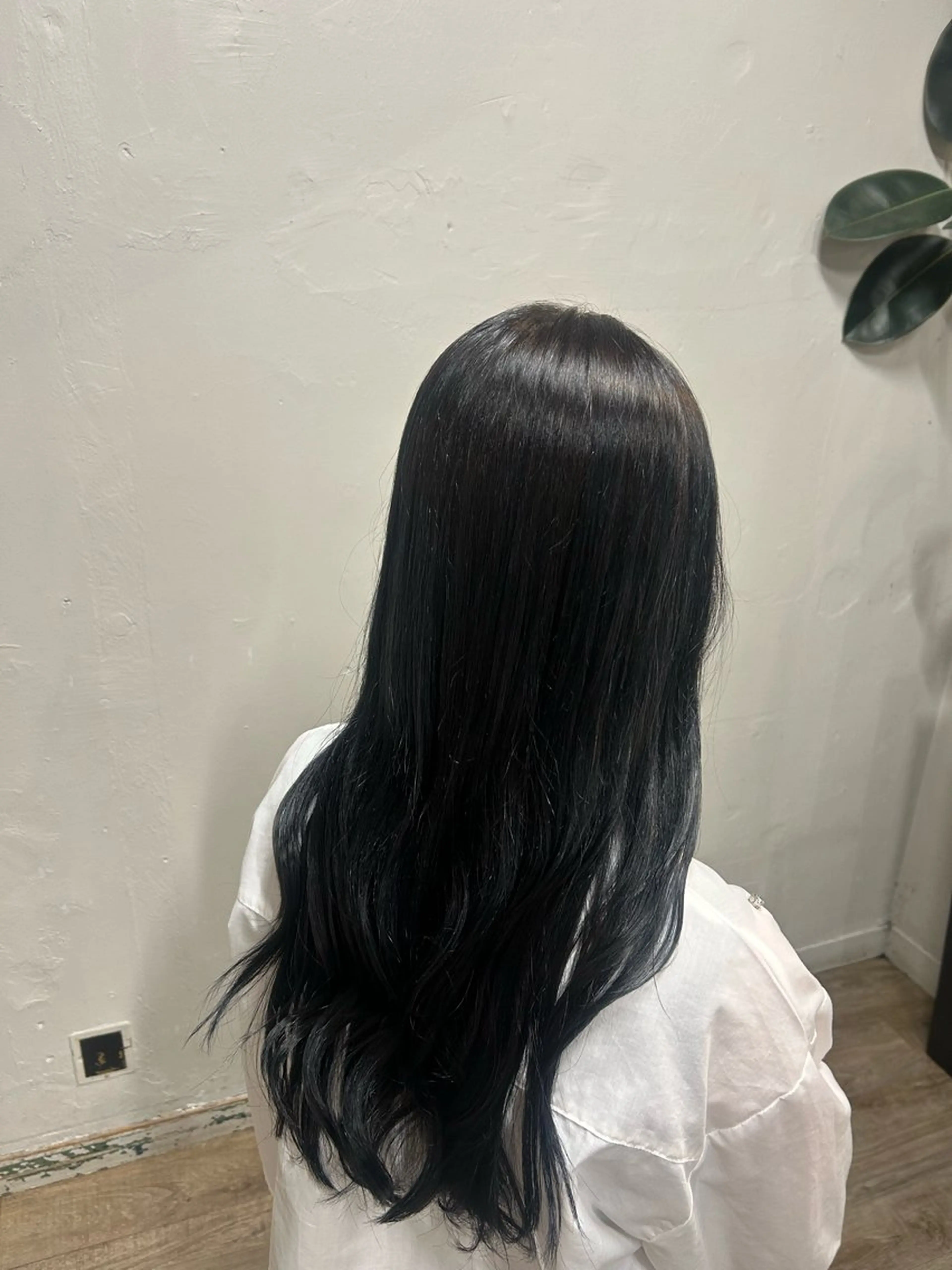 ロング カラー 黒髪 ブルーカラー ブルーブラック 透明感カラー ヨシタニ ヒナタのヘアスタイル