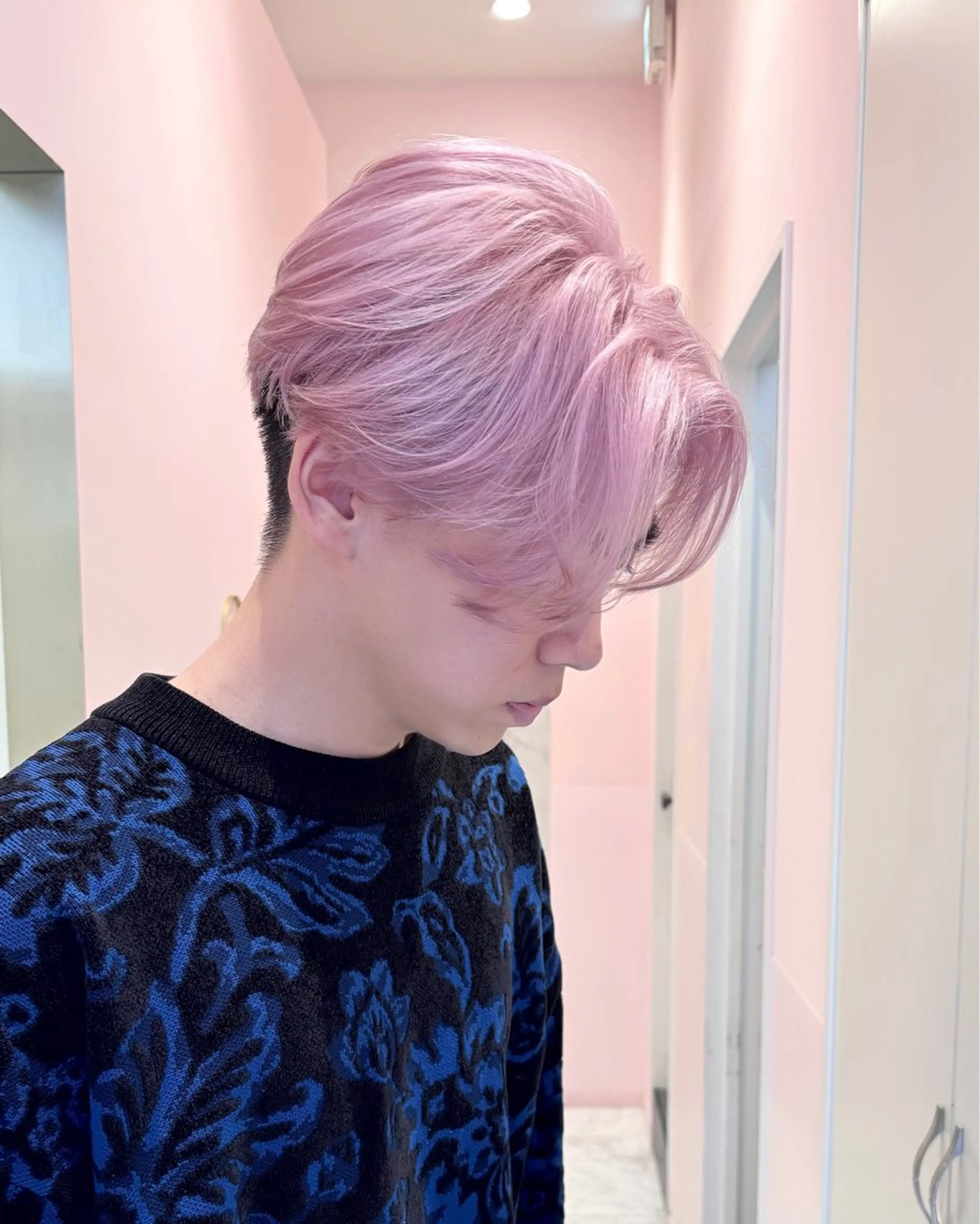 ショート カラー メンズ センターパート ピンクカラー ホワイトピンク ブリーチ特化 ハイトーンRYOYAのヘアスタイル