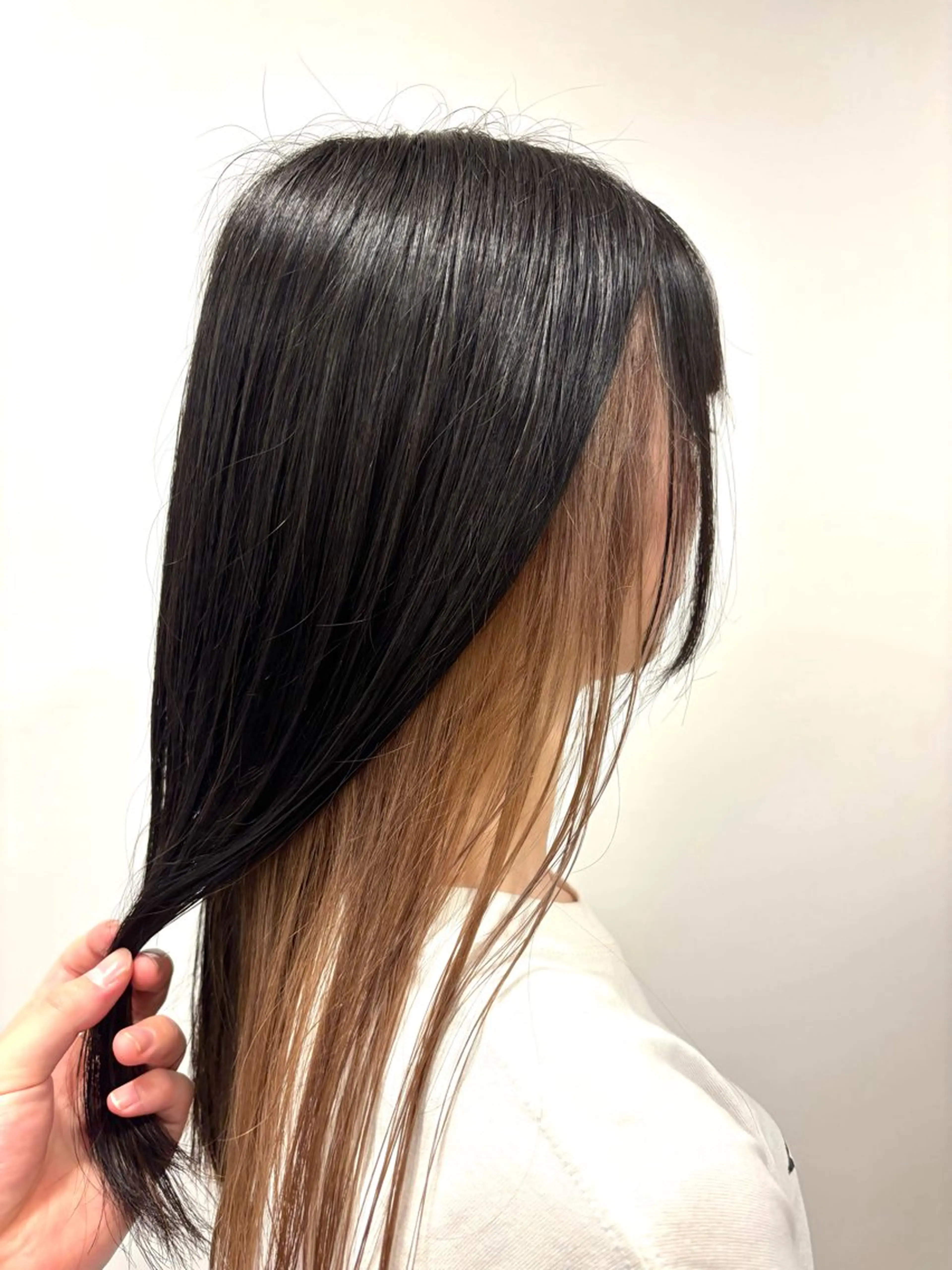 ロング カラー ベージュカラー ミルクティーベージュ 井上 悠人のヘアスタイル