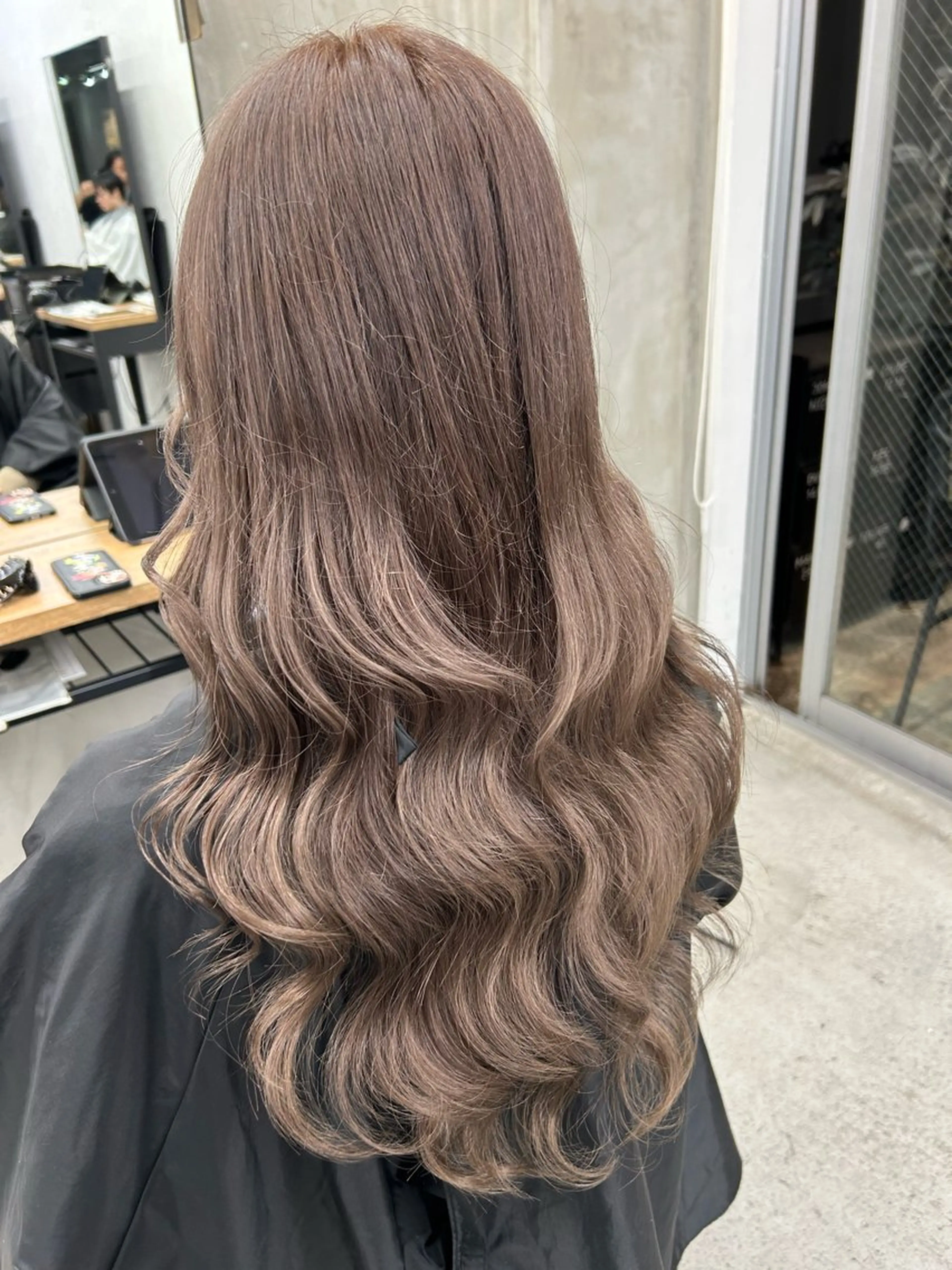 ロング カラー ベージュカラー グレージュ ミルクティーグレージュ トリートメント カット ヘアカラー トリートメント ヘアセット RYOSUKE ハイトーンのヘアスタイル