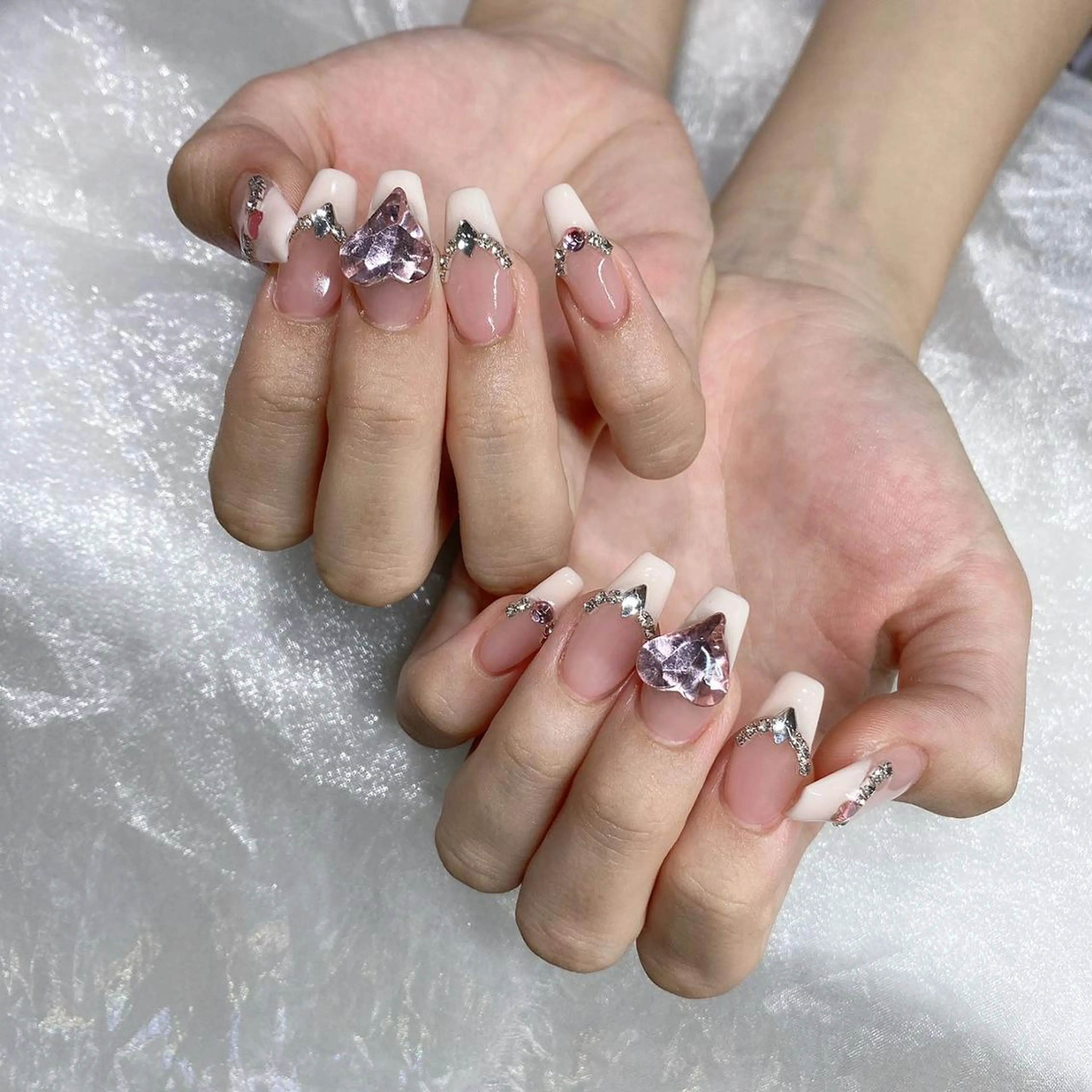 ネイル アートネイル 長さ出し ネイルチップ Queens ciciのネイルデザイン