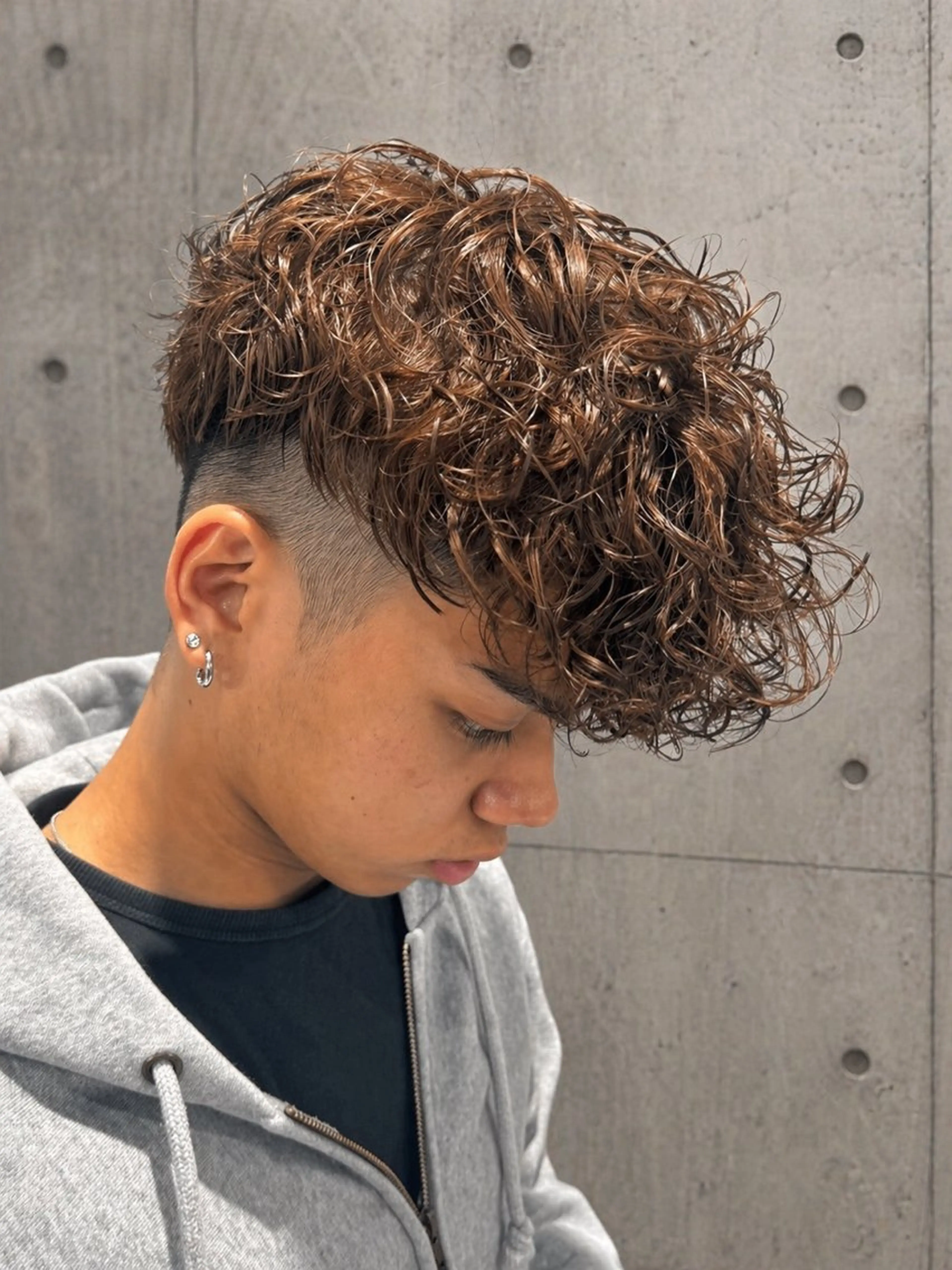 ショート パーマ メンズ フェードカット メンズパーマ スキンフェード スペインカール ヘアカラー トリートメント 渡辺 匠翔のヘアスタイル