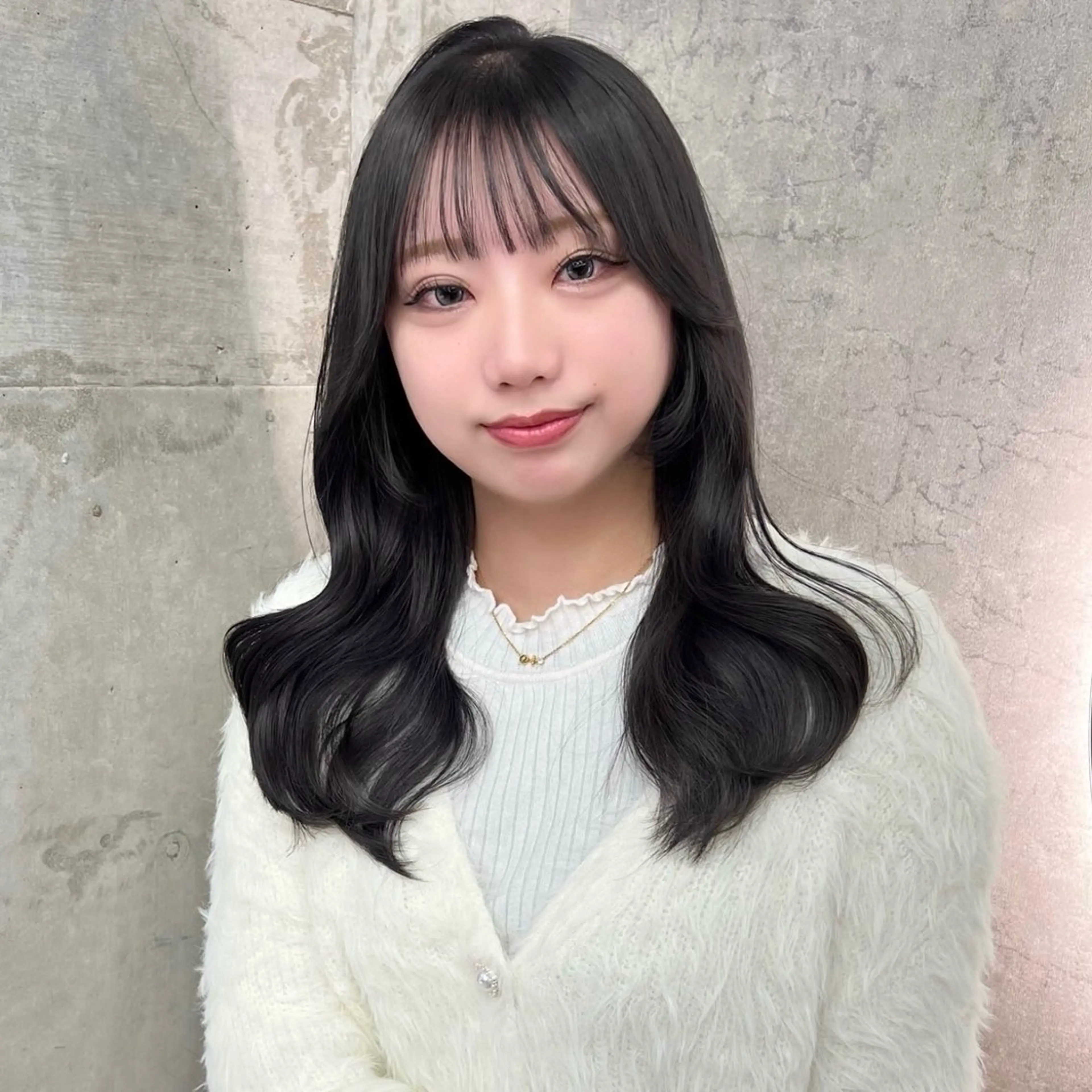 ミディアム ウルフとハイトーン みっちー✂️のヘアスタイル