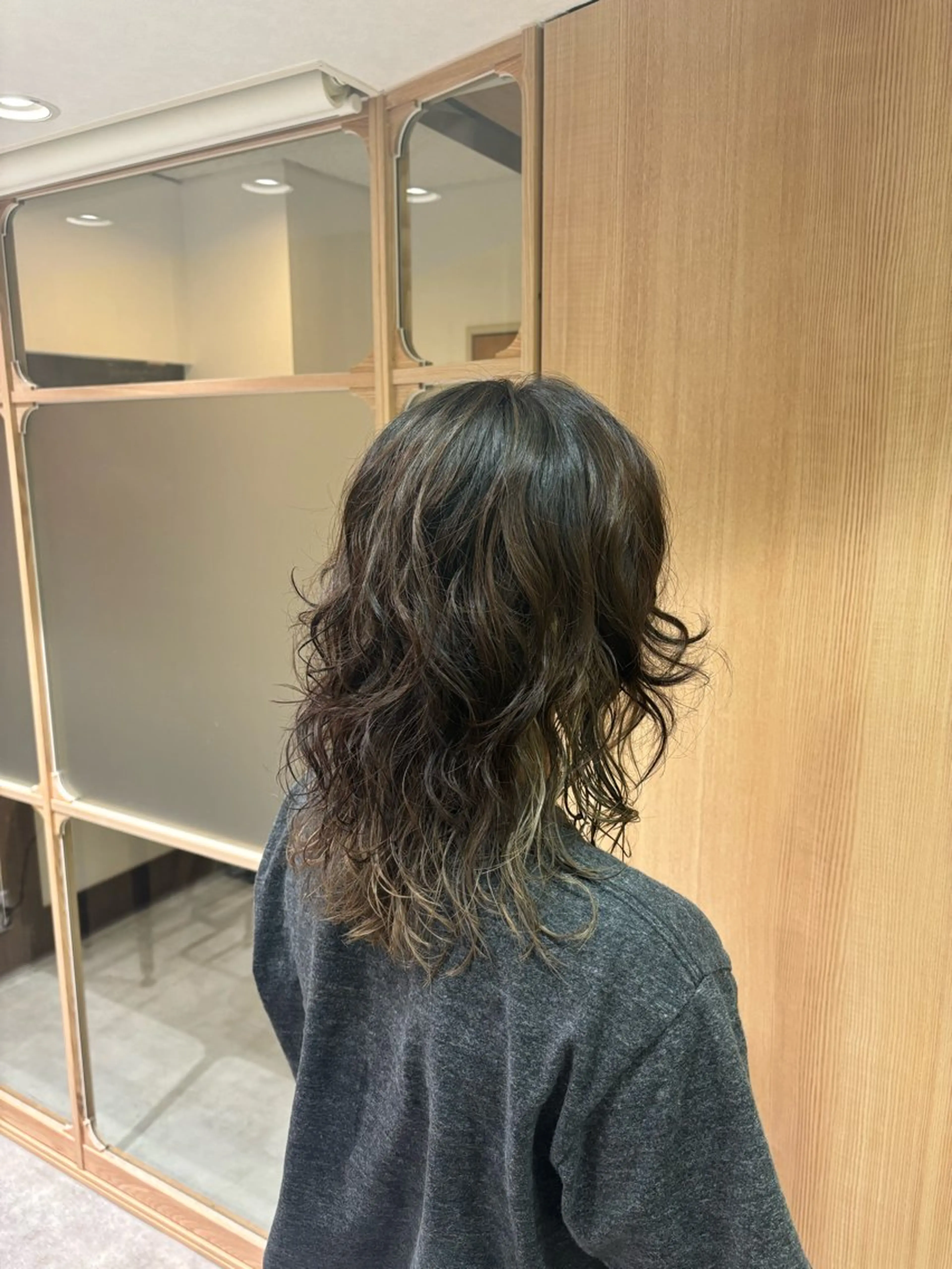 ミディアム パーマ ミディアムパーマ レイヤーカット エルロン 栢原のヘアスタイル