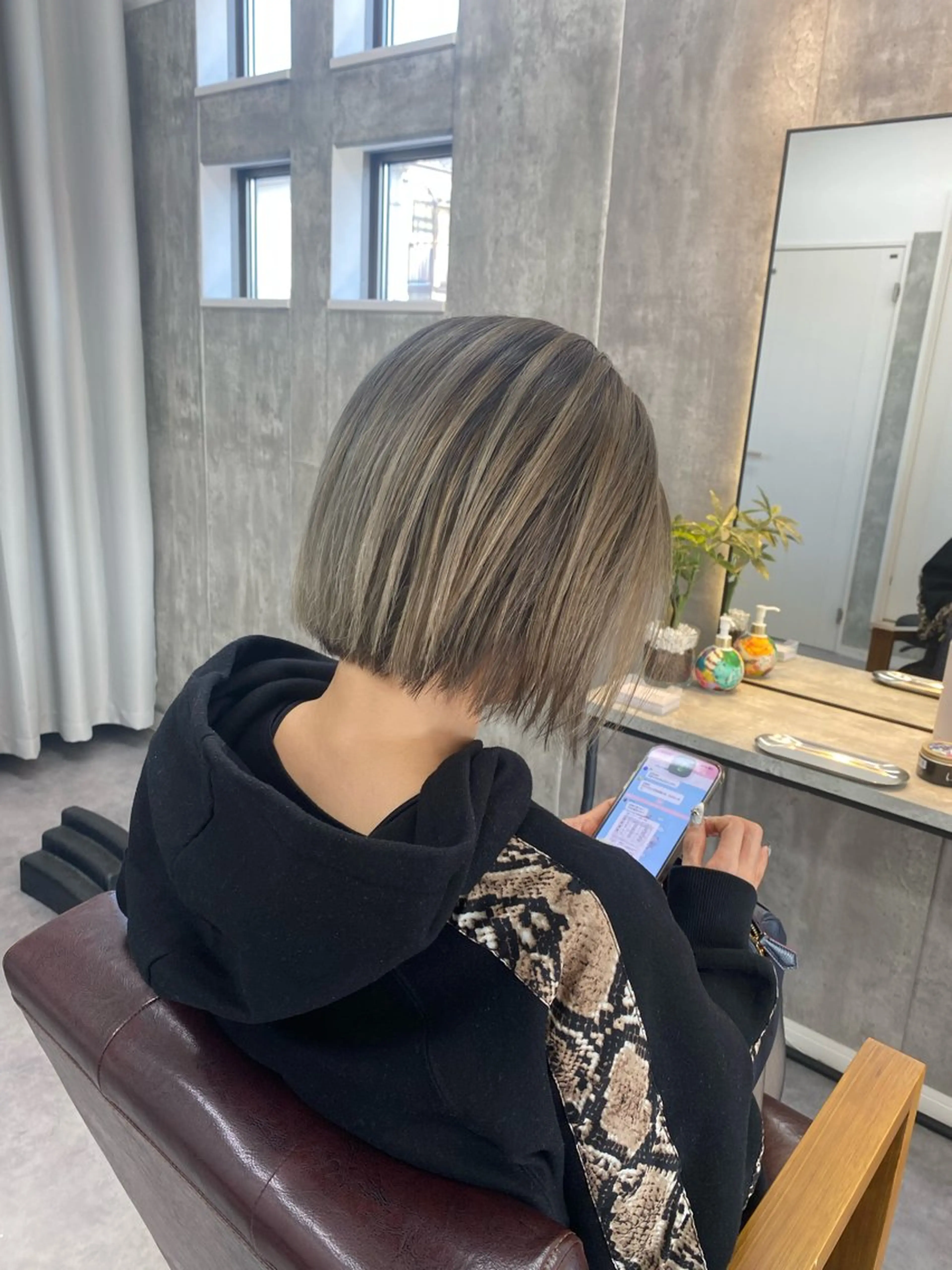 ショート カラー バレイヤージュ ダブルカラー グレージュ ハイライトカラー ハイライト 1席のみの 美容室IKKIのヘアスタイル