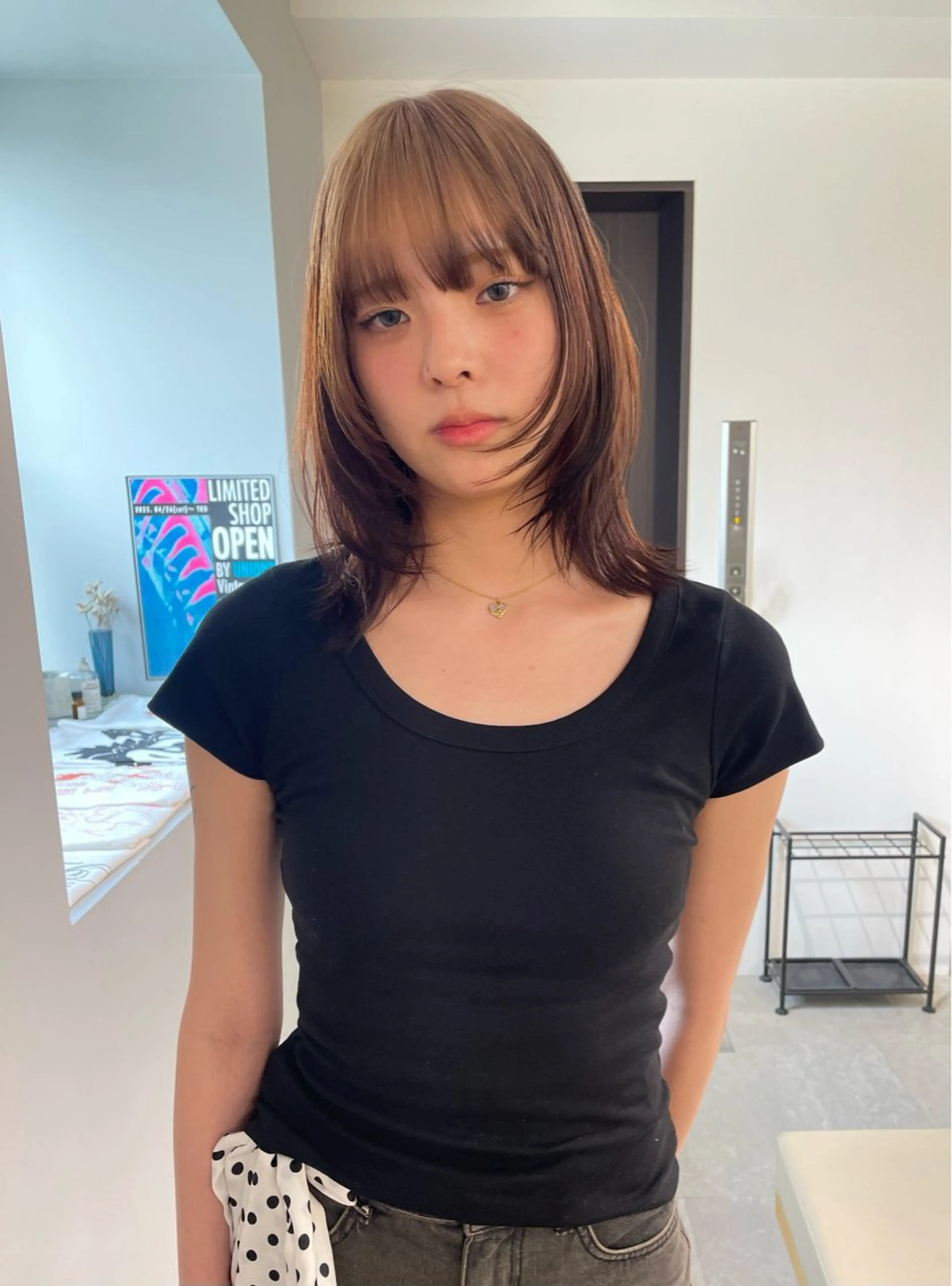 ミディアム カラー ミディアムレイヤー ベージュカラー ブリーチ ケアブリーチ デザインカラー カット ヘアカラー トリートメント MIU/ルーツカラー 顔まわりレイヤーのヘアスタイル