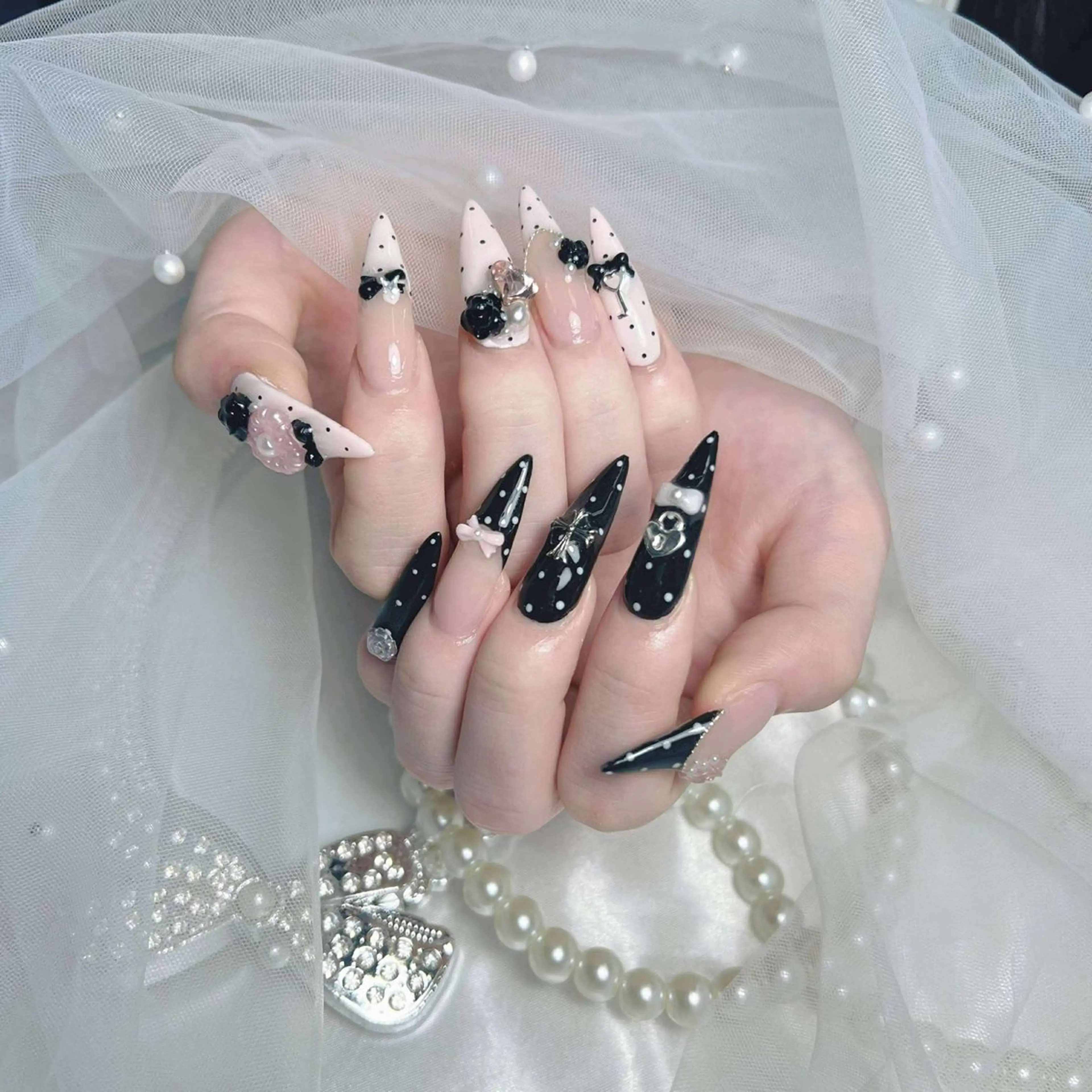 ネイル オーロラネイル ボルドー ブラウン ハート ラメ(グリッター) ハンドネイル ハンドケア Nova Nailのネイルデザイン