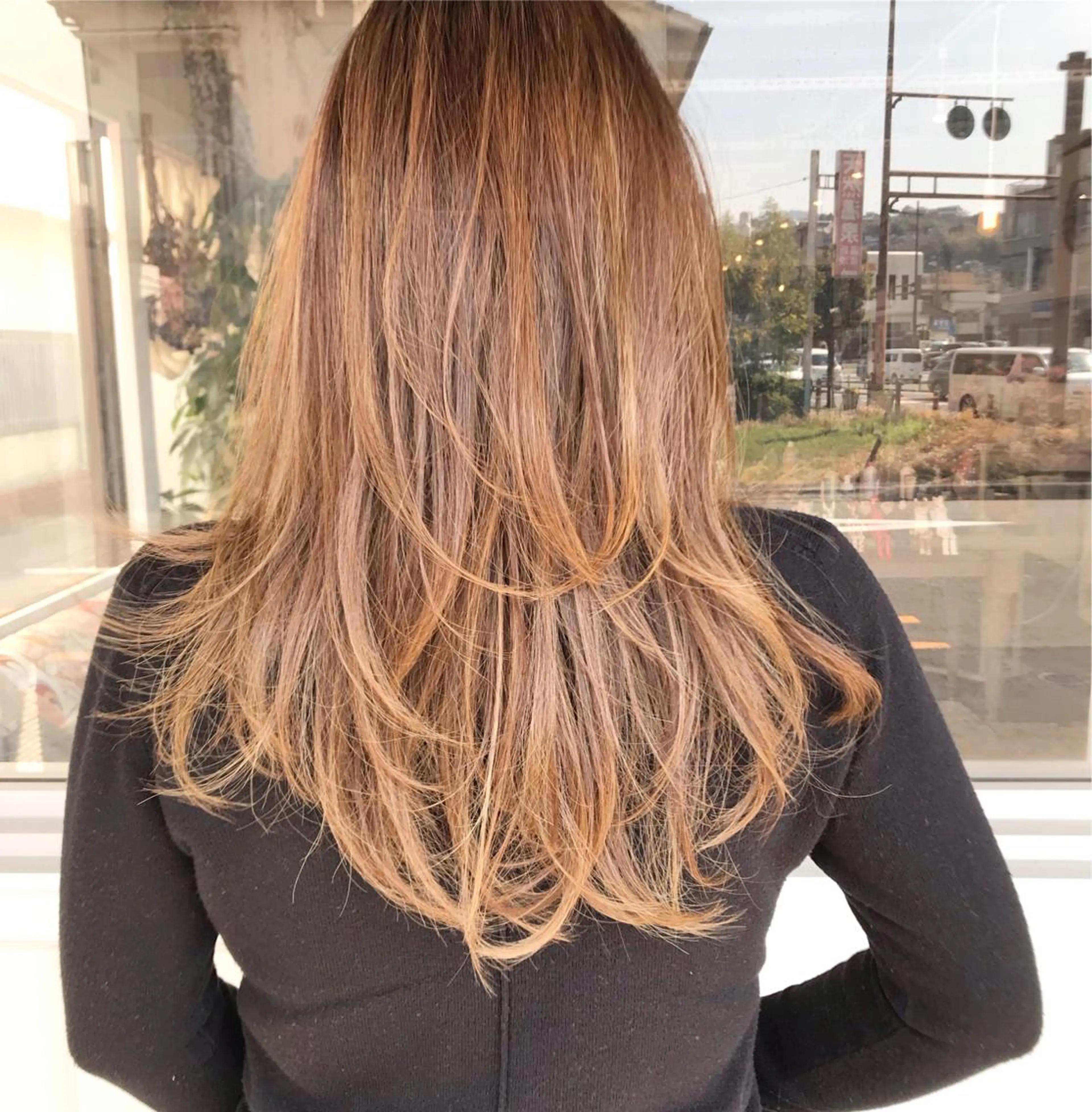 ロング カラー ヘアアレンジ お団子ヘア 切りっぱなしボブ バレイヤージュ ブリーチ デザインカラー Mariana/ 鶴原-ハイライトのヘアスタイル