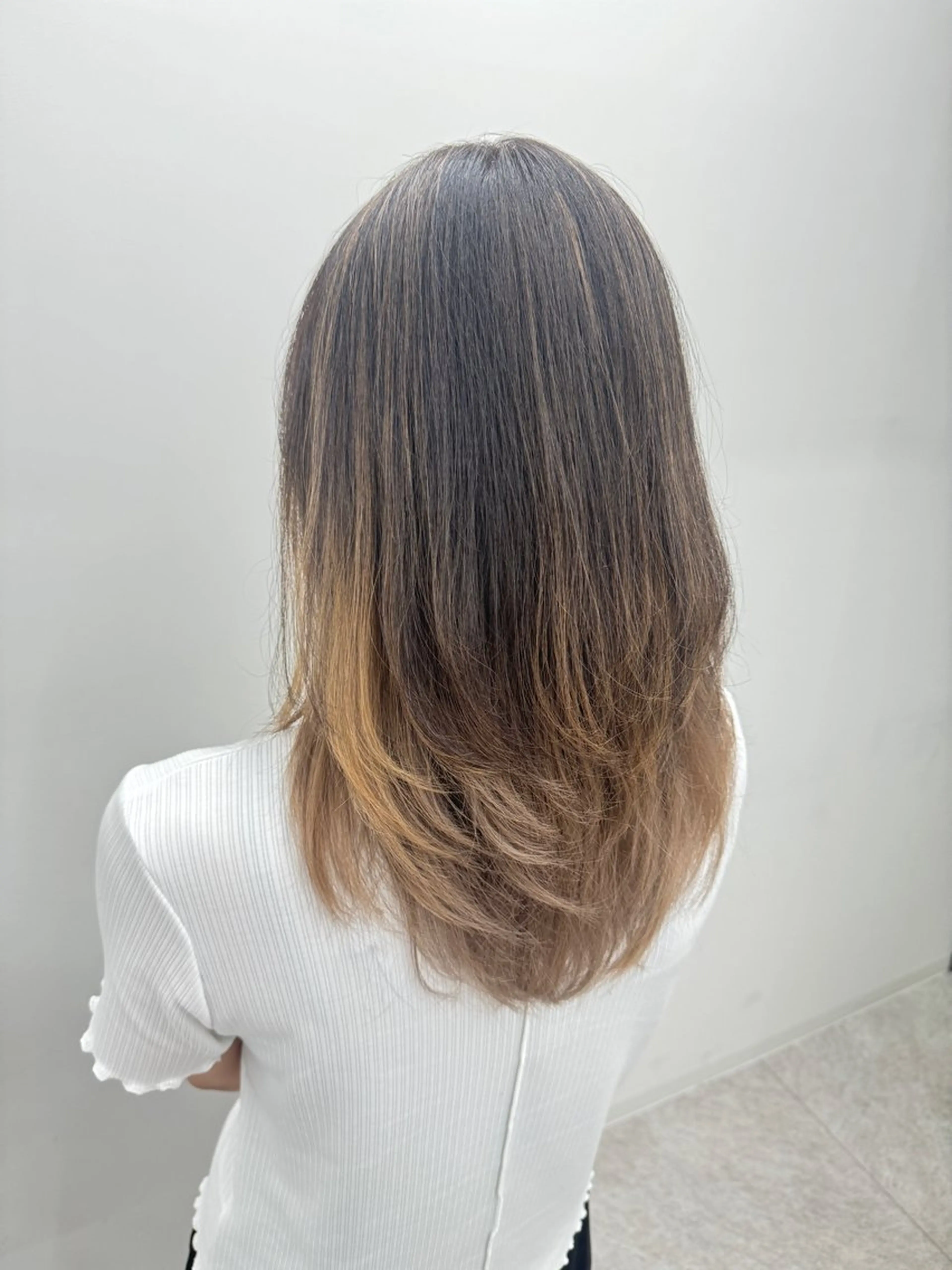 セミロング カラー deseo 透明色艶カラーツバサのヘアスタイル