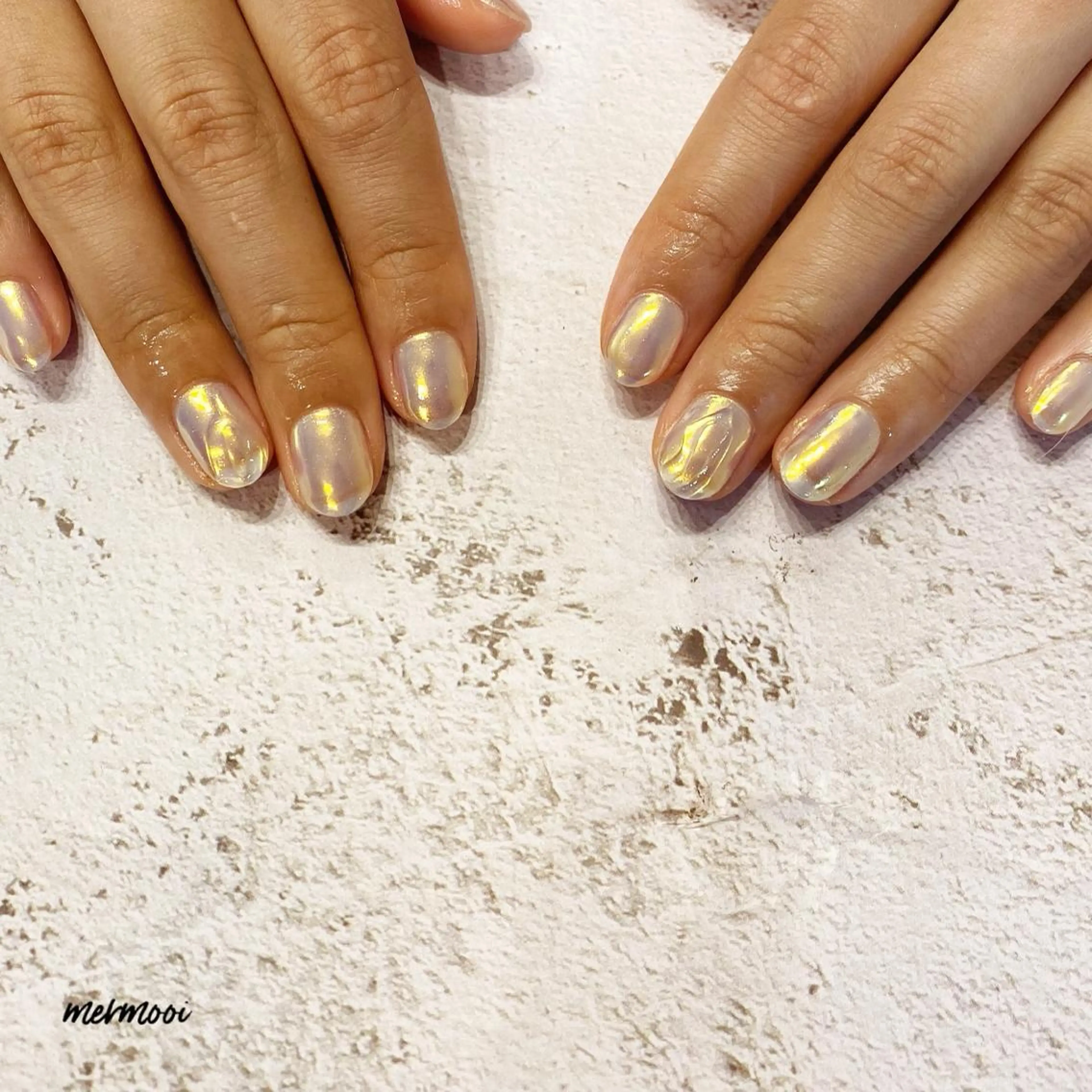 ネイル オーロラネイル ミラーネイル ニュアンスネイル ホワイト mermooi所属・melumooi nailのネイルデザイン