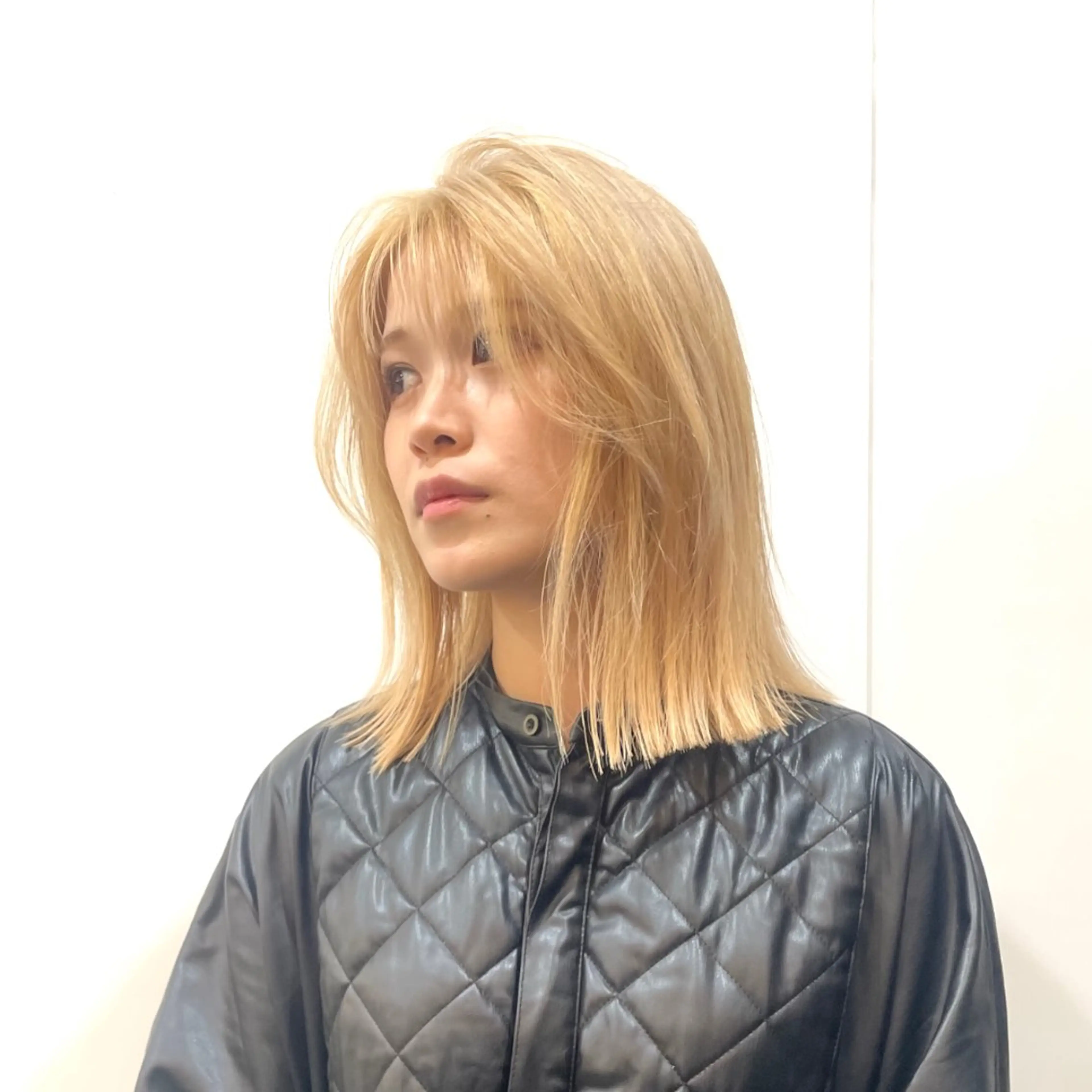 ミディアム カラー ベージュカラー ハイトーンカラー ハイトーンベージュ ヘアカラー トリートメント ウルフ/レイヤー /suzuhaのヘアスタイル