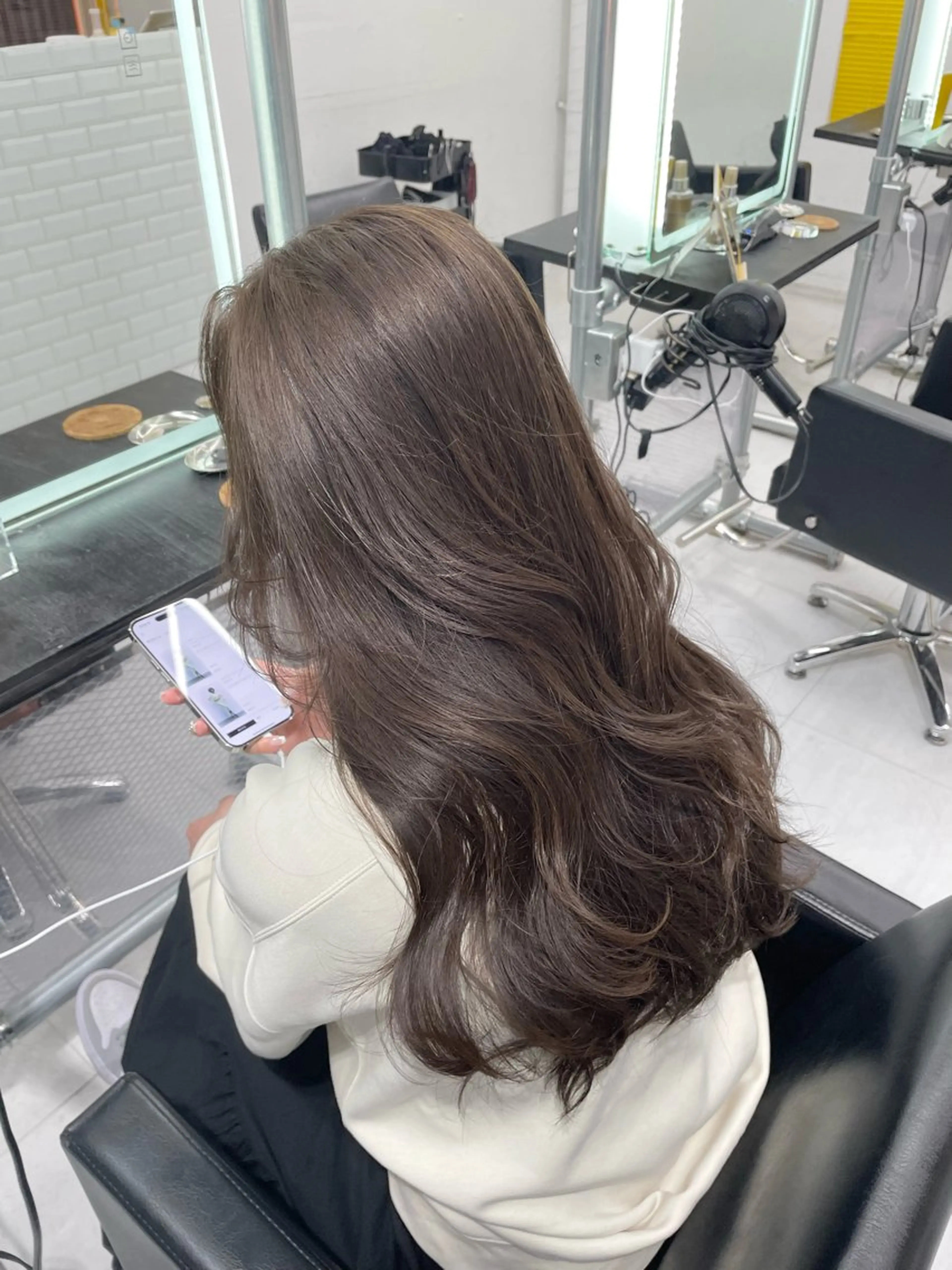 ロング ヘアカラー ハイトーン デザインカラーのヘアスタイル