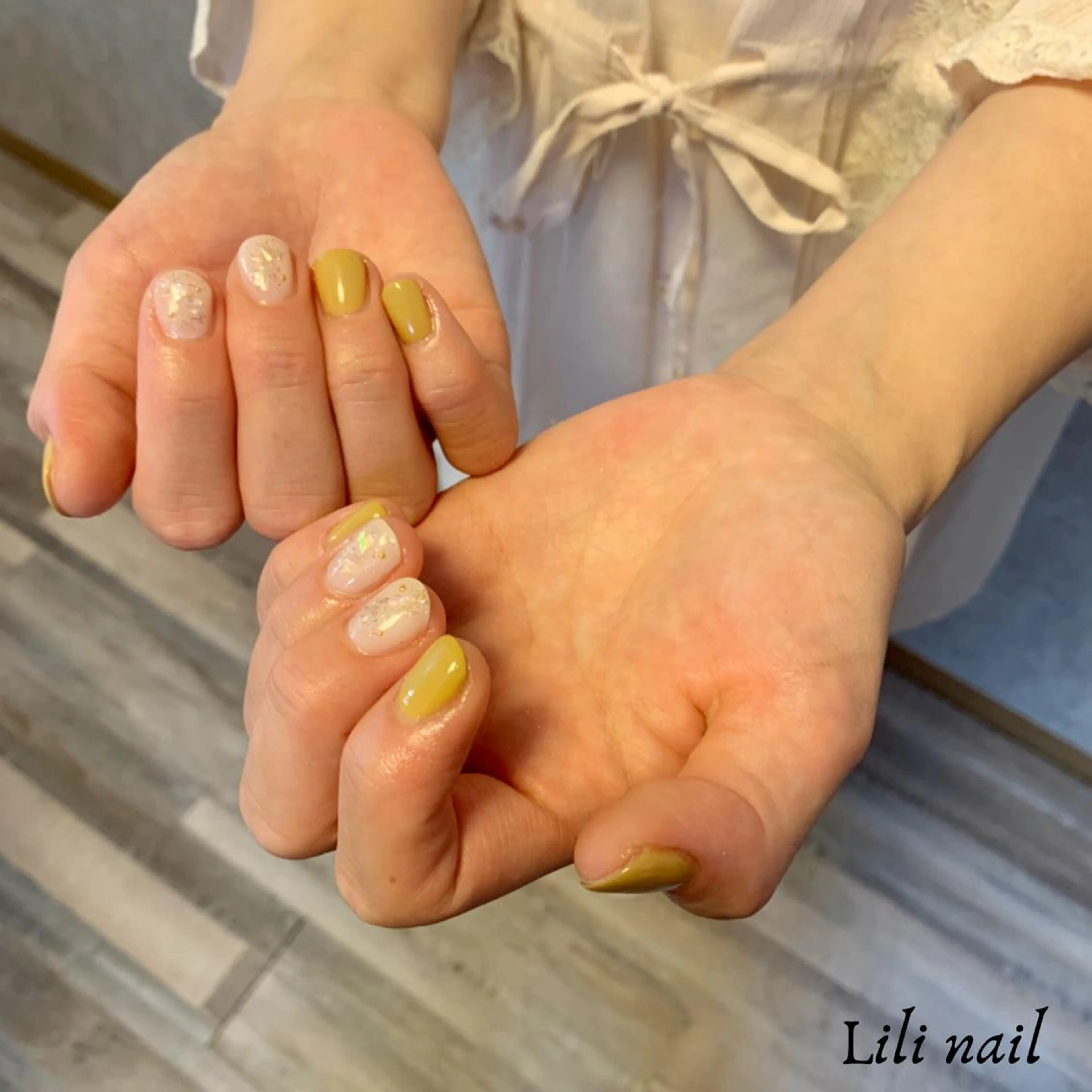 ショート ネイル 黄色 Lilibeauty salonのネイルデザイン