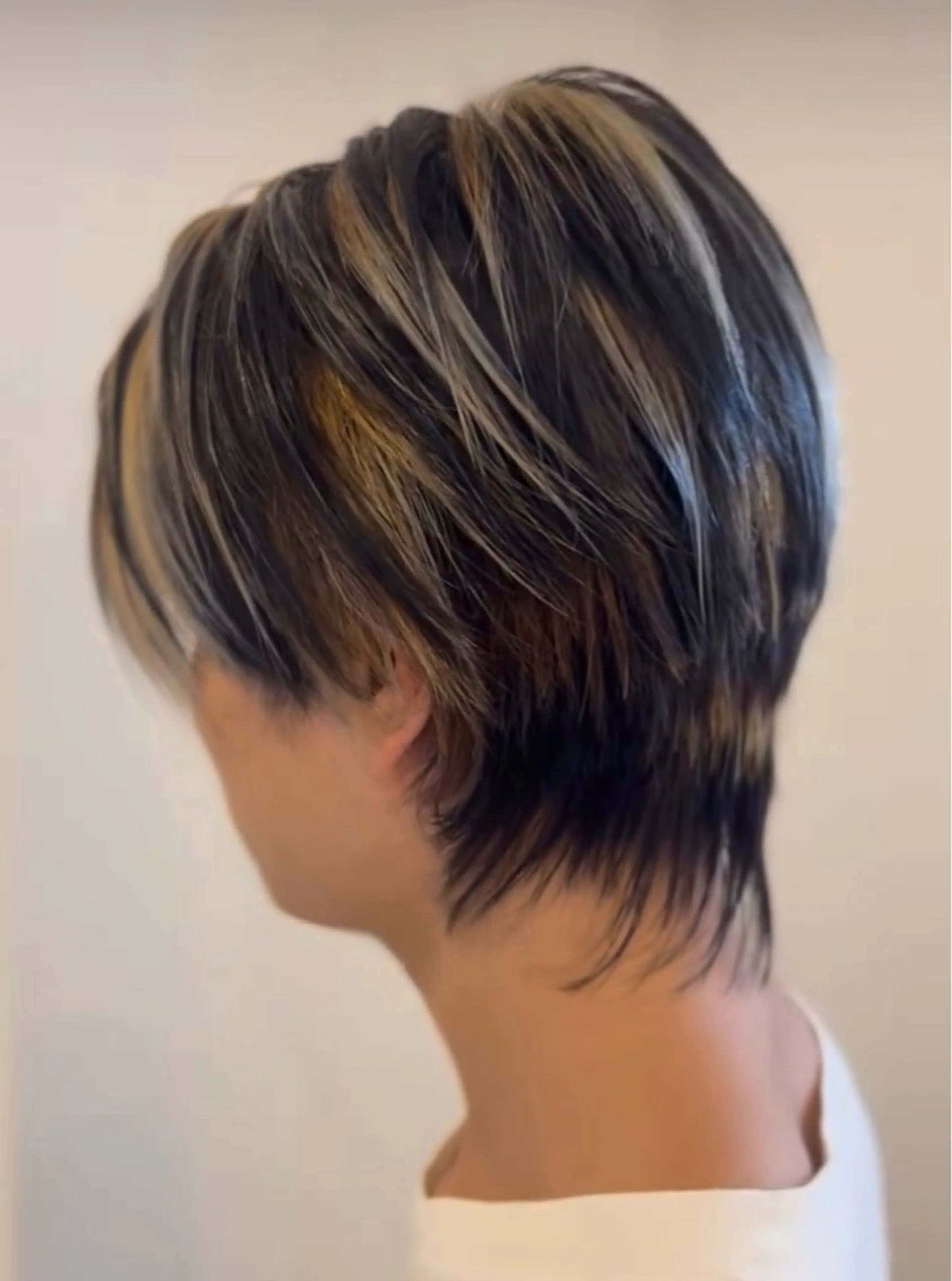 ショート カラー メンズ メンズハイライト メンズウルフカット ハイライトカラー ハイライト ウルフカット 小林 拓望のヘアスタイル