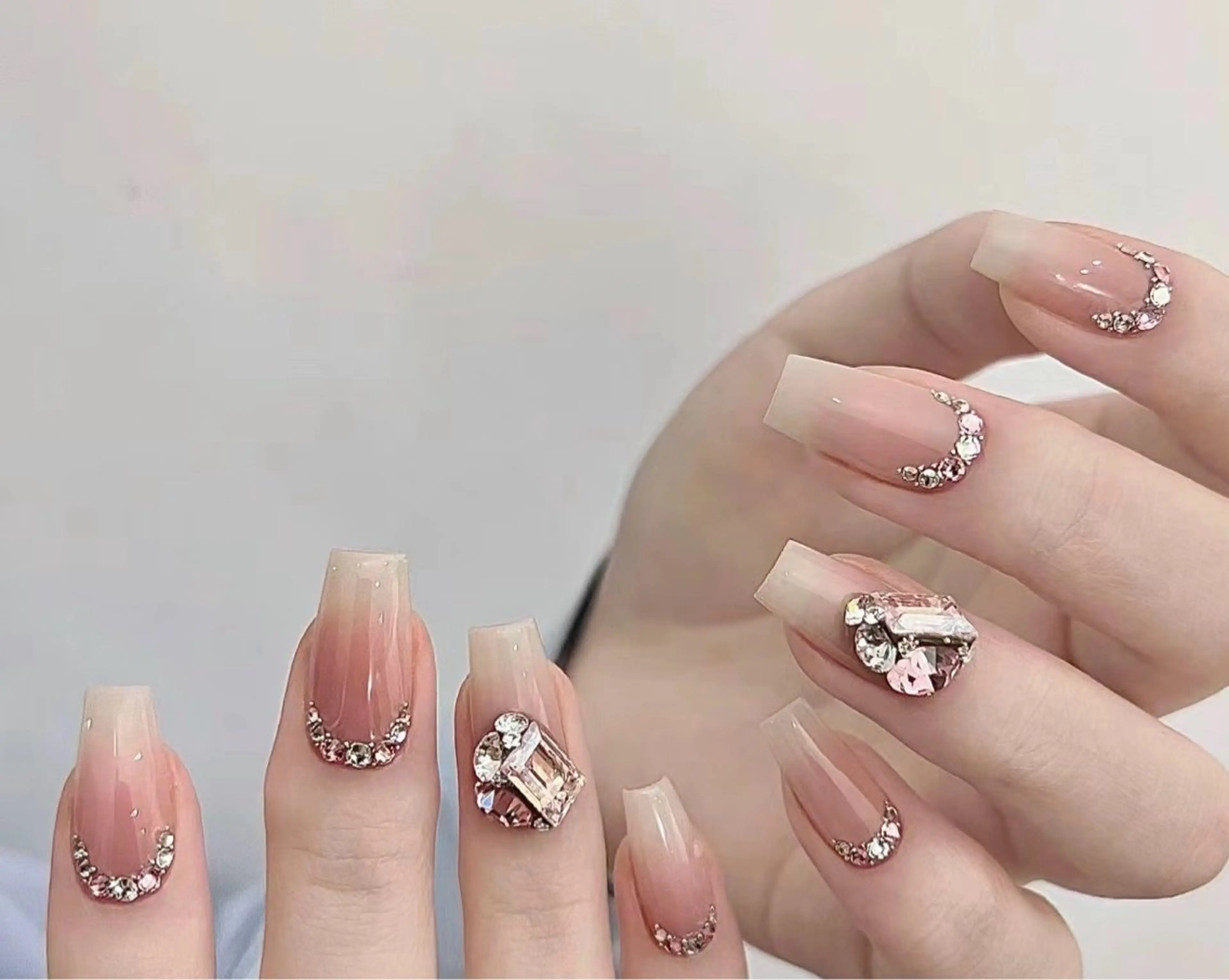 ネイル アートネイル チークネイル 長さ出し ジェルネイル マグネットネイル ハンドネイル ハンドケア ラッキーネイルサロン 西川口東口店のネイルデザイン