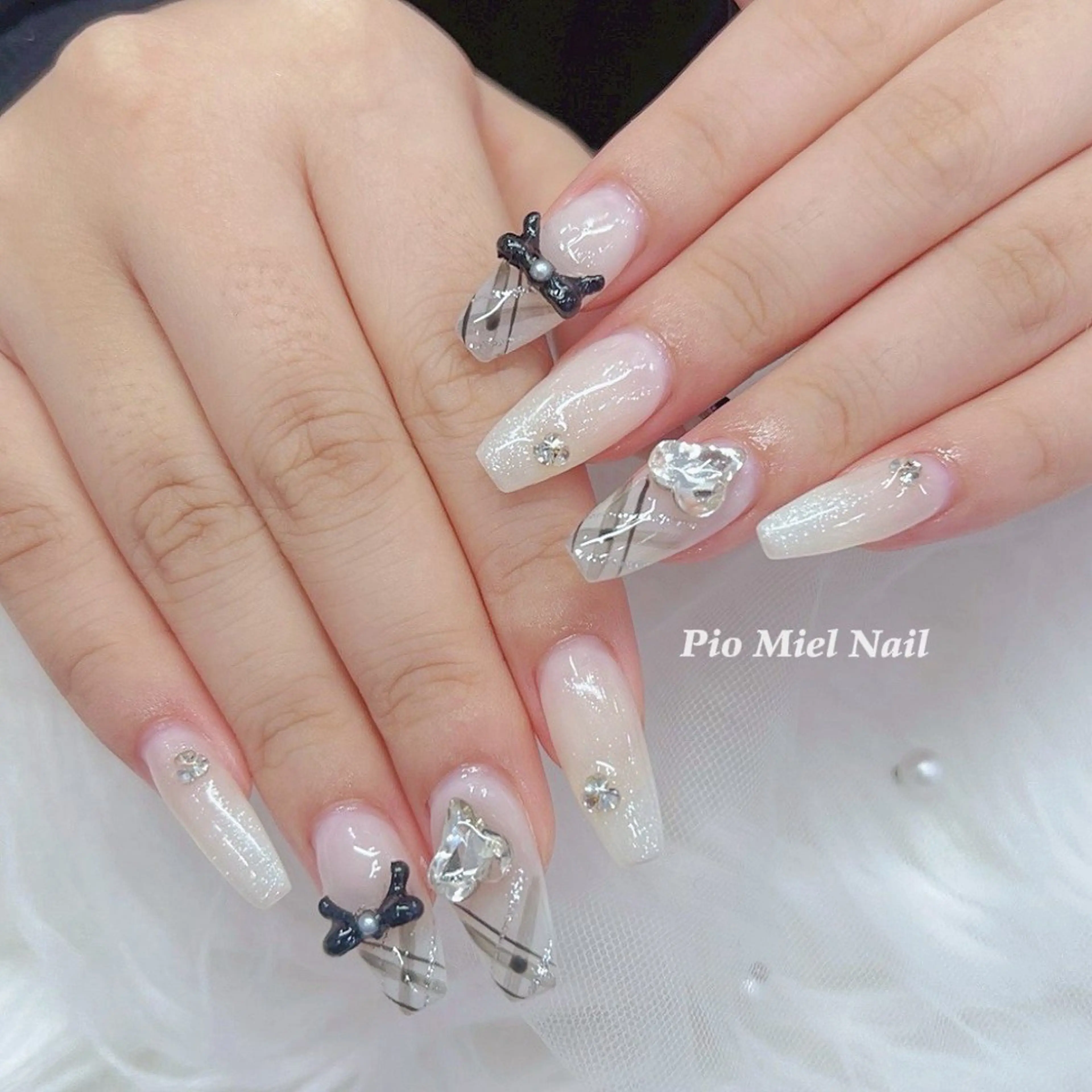 ネイル ガーリー ロングネイル リボン シルバー ホワイト ハンドネイル HANA 長さだしのネイルデザイン