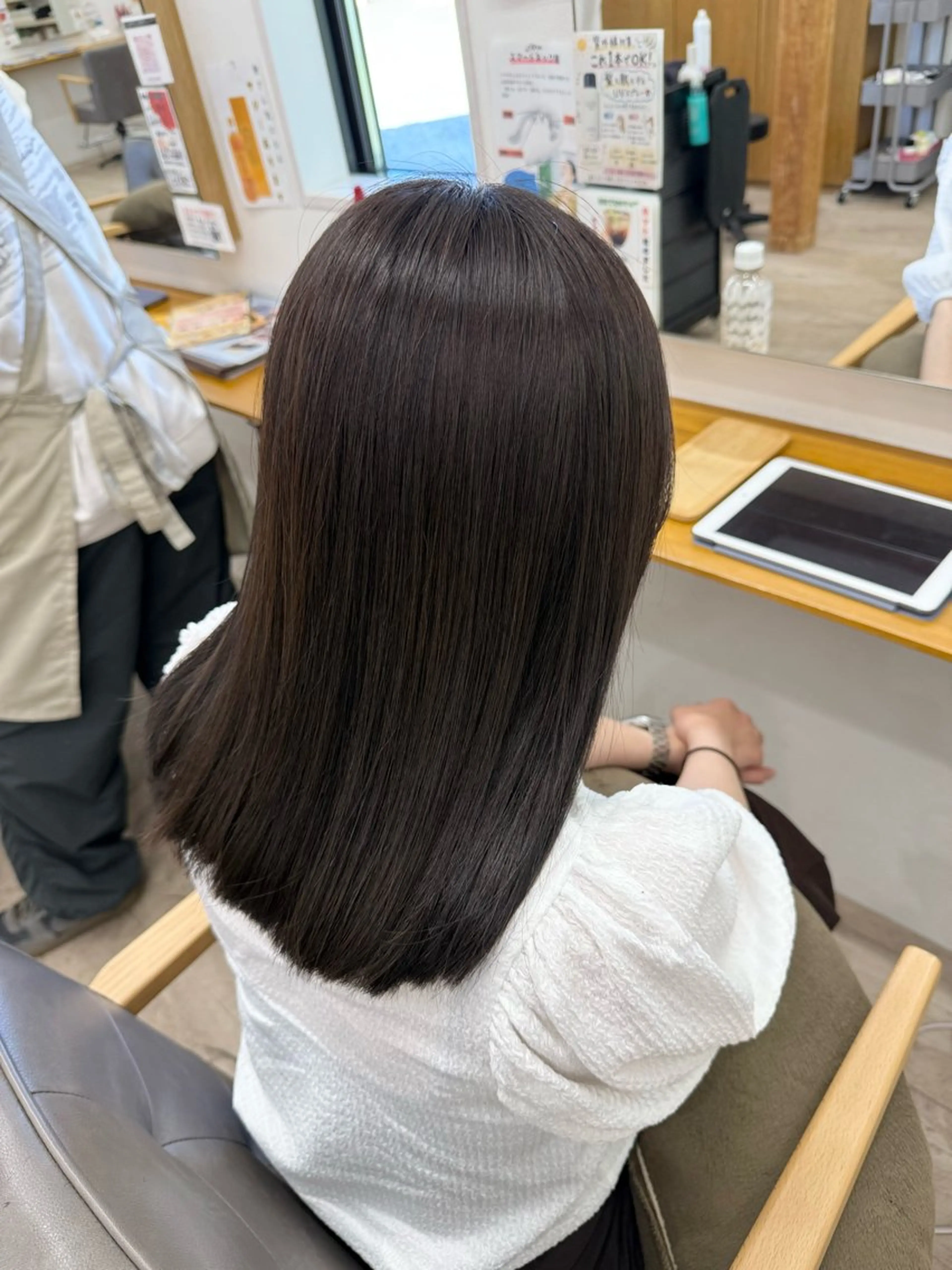 ミディアム カット ヘアカラー ちほ/顔周りレイヤー /ベージュカラーのヘアスタイル