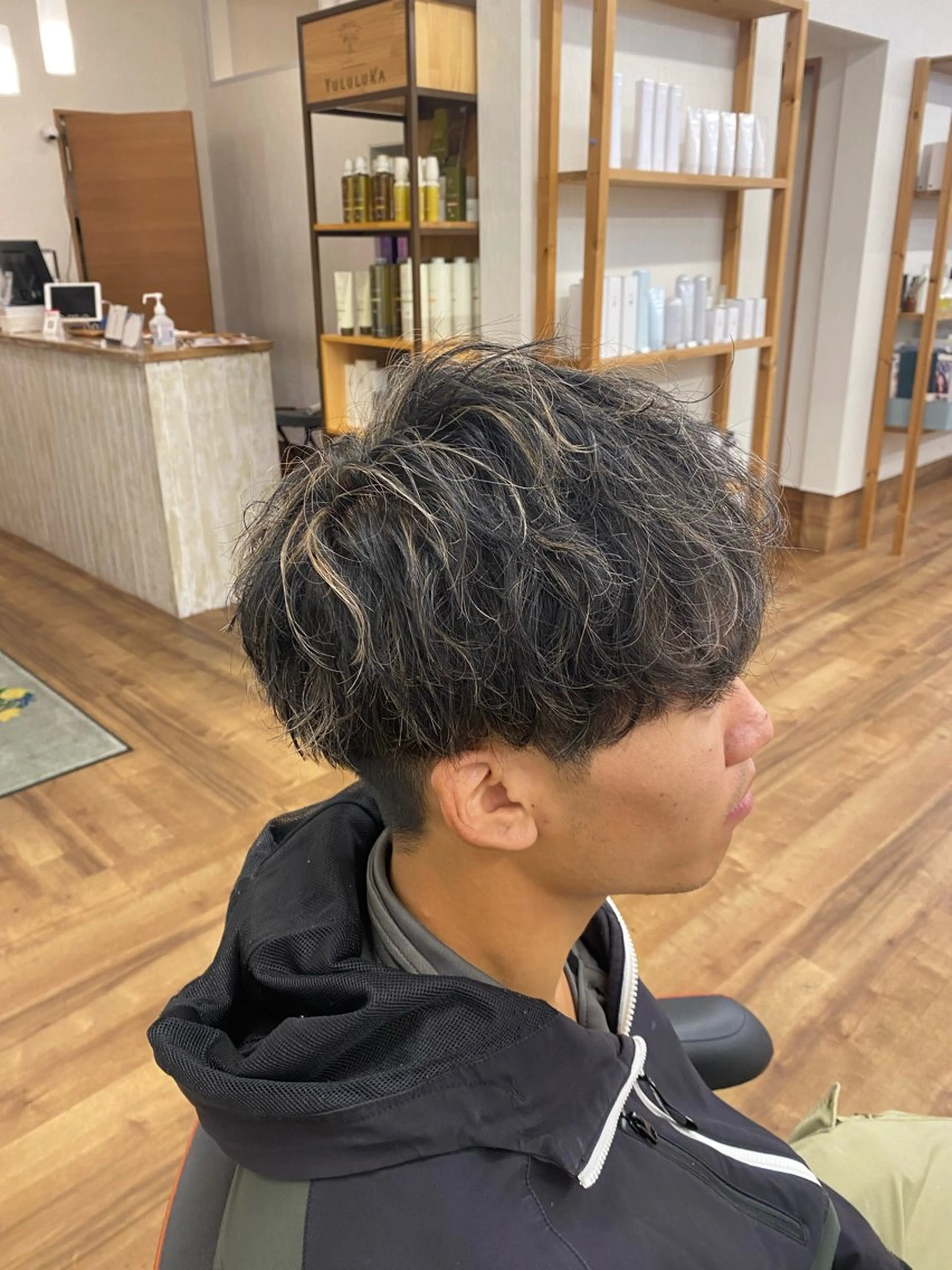 カラー メンズ メンズハイライト マッシュ 刈り上げ ハイライトカラー カット ヘアカラー 藤井 拓也のヘアスタイル